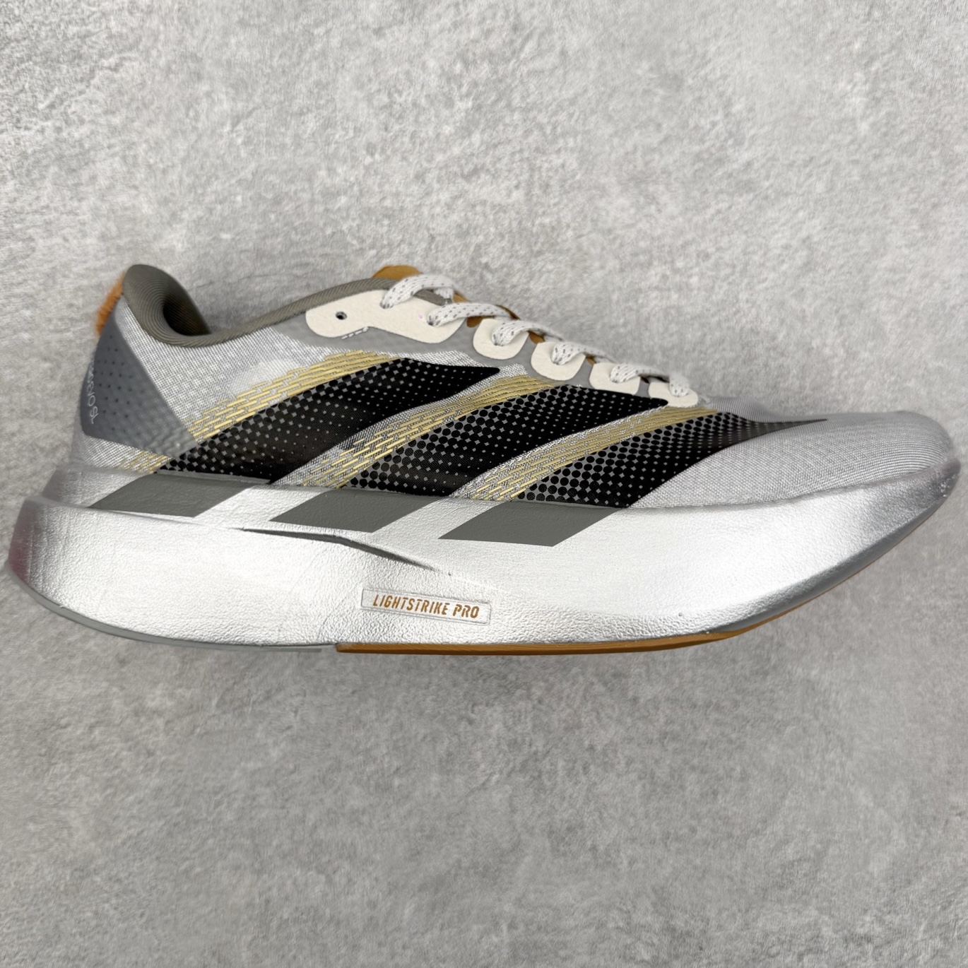 AD Adizero EVO SL M 马拉松竞速专业跑鞋 KK4310 CELERMESH针织网面非常轻薄 纤维间的缝隙很大 可以保证跑步时的透气、排汗效果 鞋舌直接与两侧的内衬和鞋底连接在一起 在跑步过程中不会被鞋舌的左右移动所困扰 在标准鞋带孔的基础上再拓宽一组鞋带孔 适合不同脚型的需求 突破性 EnergyRods 技术，有助于跑者实现更好的成绩 中底独特的LIGHTSTRIKE PRO泡棉材质 微弹感觉在跑步过程中给予了良好的支撑体验 对于顶级精英和高水平进阶跑者来说 ADIOS PRO是一双值得信赖的竞速比赛用鞋 尺码：36 36.5 37.5 38 38.5 39 40 40.5 41 42 42.5 43 44 44.5 45-选品中心