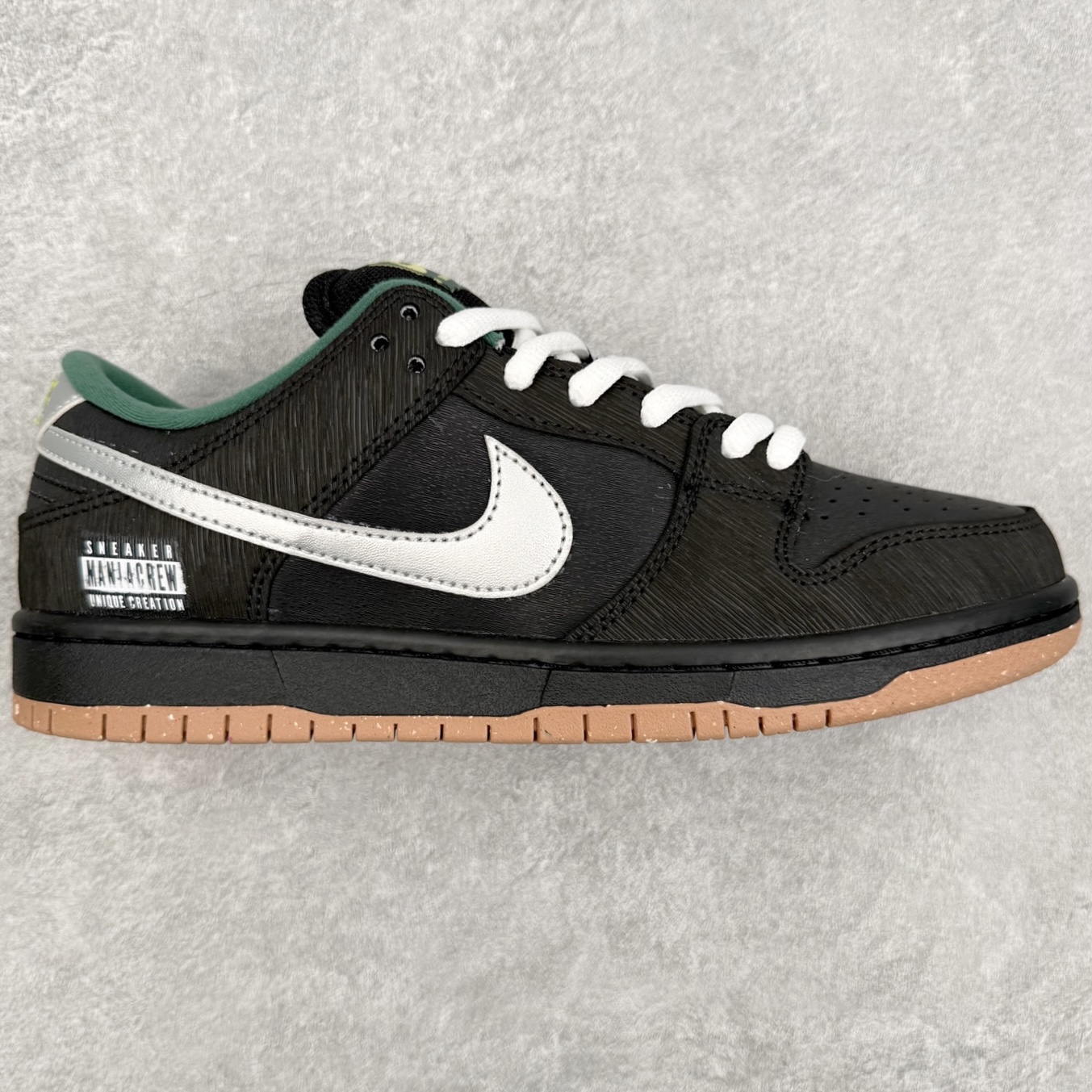 ＃YC纯原 NK SB Dunk Low 银雾 FQ7585-200 当纯粹的黑夜褪去浮华，硬朗的黑色皮革基底之上，一抹冷冽的银色光泽划破沉寂，侧身醒目的银色Swoosh，如同浓雾中隐现的利刃，锋芒毕露却不失克制的高级感；内衬那一抹不易察觉的墨绿，恰似密林深处的呼吸，为整体的冷峻增添了一丝深邃的生机。定制系列天花板 无原鞋不开发 全系列得物原鞋一比一校对开发 配色持续更新中 终端对接 优势输出 全套原厂楦头原纸板数据档案倾力打造 原汁原味莞产 极致还原 圈内最强针车工艺 高端零售指定版 广东原厂配套原盒原标 鞋盒分三个尺码段 原厂冲刀 超高清洁度 全鞋零毛边皮料切割 采用原厂百宏鞋带以及原厂百宏织唛舌标 内标可供原厂几率过验 进口原装条纹中底布 四线拉帮白色点胶 原厂拉帮手法遵循公司 原厂电绣 极致还原 尺码：40 40.5 41 42 42.5 43 44 44.5 45 46-选品中心
