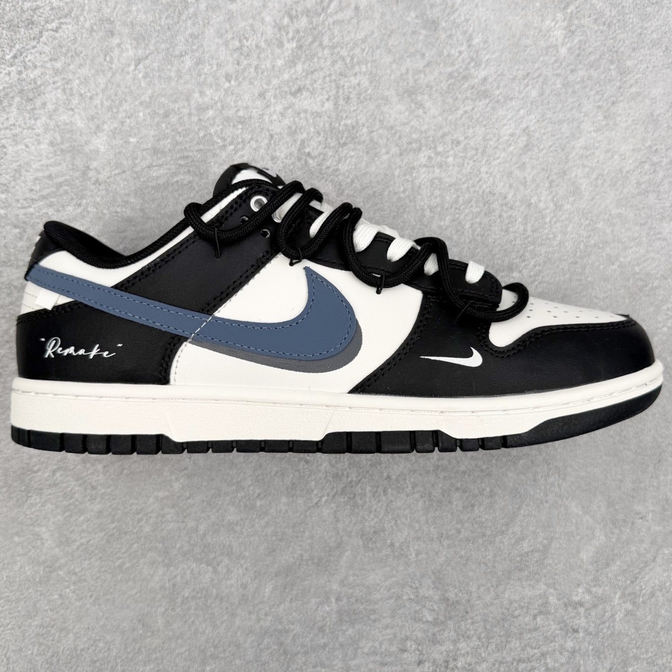 ＃YC纯原 NK Dunk Low 浩瀚星辰 BB0620-122 当夜幕低垂，深邃的海军蓝如同无垠的深海与静谧的夜空，奠定了沉稳而神秘的基调；纯净的白色像是弥漫的星云，在不经意间提亮了整片视野。而那一抹冷冽的灰蓝色 Swoosh，恰似划破长空的流星轨迹，在动静之间，勾勒出属于年轻一代的独特张力。定制系列天花板 无原鞋不开发 全系列得物原鞋一比一校对开发 配色持续更新中 终端对接 优势输出 全套原厂楦头原纸板数据档案倾力打造 原汁原味莞产 极致还原 圈内最强针车工艺 高端零售指定版 广东原厂配套原盒原标 鞋盒分三个尺码段 原厂冲刀 超高清洁度 全鞋零毛边皮料切割 采用原厂百宏鞋带以及原厂百宏织唛舌标 内标可供原厂几率过验 进口原装条纹中底布 四线拉帮白色点胶 原厂拉帮手法遵循公司 原厂电绣 极致还原 尺码：40 40.5 41 42 42.5 43 44 44.5 45 46-选品中心