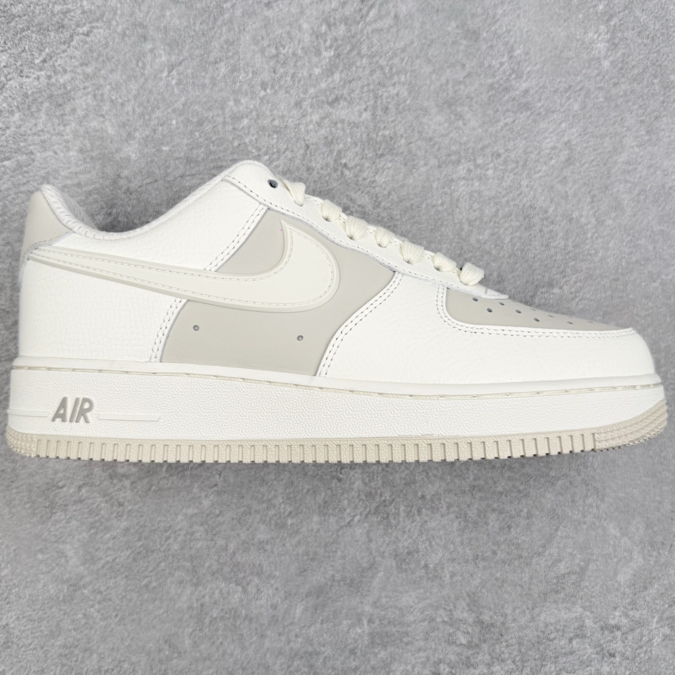 NK Air Force 1´07 Low 空军一号低帮百搭休闲运动板鞋 IR1475-133 2022全新楦头鞋型 鱼鳞大底 历时开发三个月 清洁度完美 二维码鞋标 内置芯片及solo气垫 大底高度及其弧度依照正品 钢印 logo刺绣 鞋口弧度 鞋头长度 鞋面冲孔 鞋垫背胶及钢印 完美鞋型对比正品 每一处都是细节满满 尺码：35.5 36 36.5 37.5 38 38.5 39 40 40.5 41 42 42.5 43 44 44.5 45-选品中心