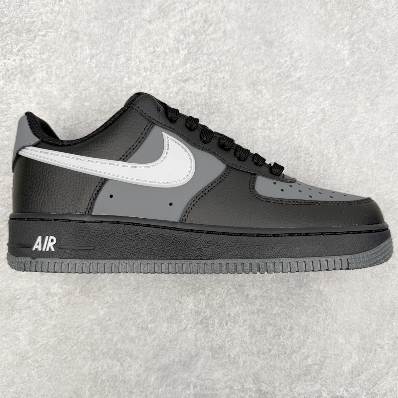 NK Air Force 1´07 Low 空军一号低帮百搭休闲运动板鞋 IR1475-010 2022全新楦头鞋型 鱼鳞大底 历时开发三个月 清洁度完美 二维码鞋标 内置芯片及solo气垫 大底高度及其弧度依照正品 钢印 logo刺绣 鞋口弧度 鞋头长度 鞋面冲孔 鞋垫背胶及钢印 完美鞋型对比正品 每一处都是细节满满 尺码：35.5 36 36.5 37.5 38 38.5 39 40 40.5 41 42 42.5 43 44 44.5 45-选品中心