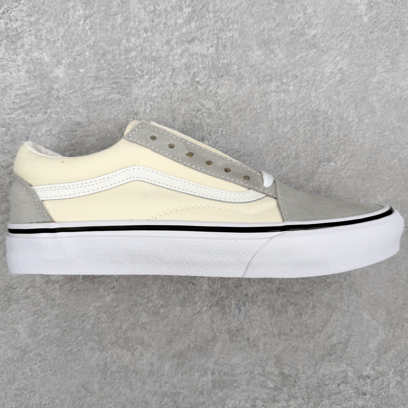 Vans Old Skool 米灰拼色 官方新款 低帮休闲硫化帆布鞋 鞋面采用翻毛皮搭配帆布材质打造 从鞋型和贴合度方面重塑鞋款 增强复古属性 尺码：35 36 36.5 37 38 38.5 39 40 40.5 41 42 42.5 43 44-选品中心