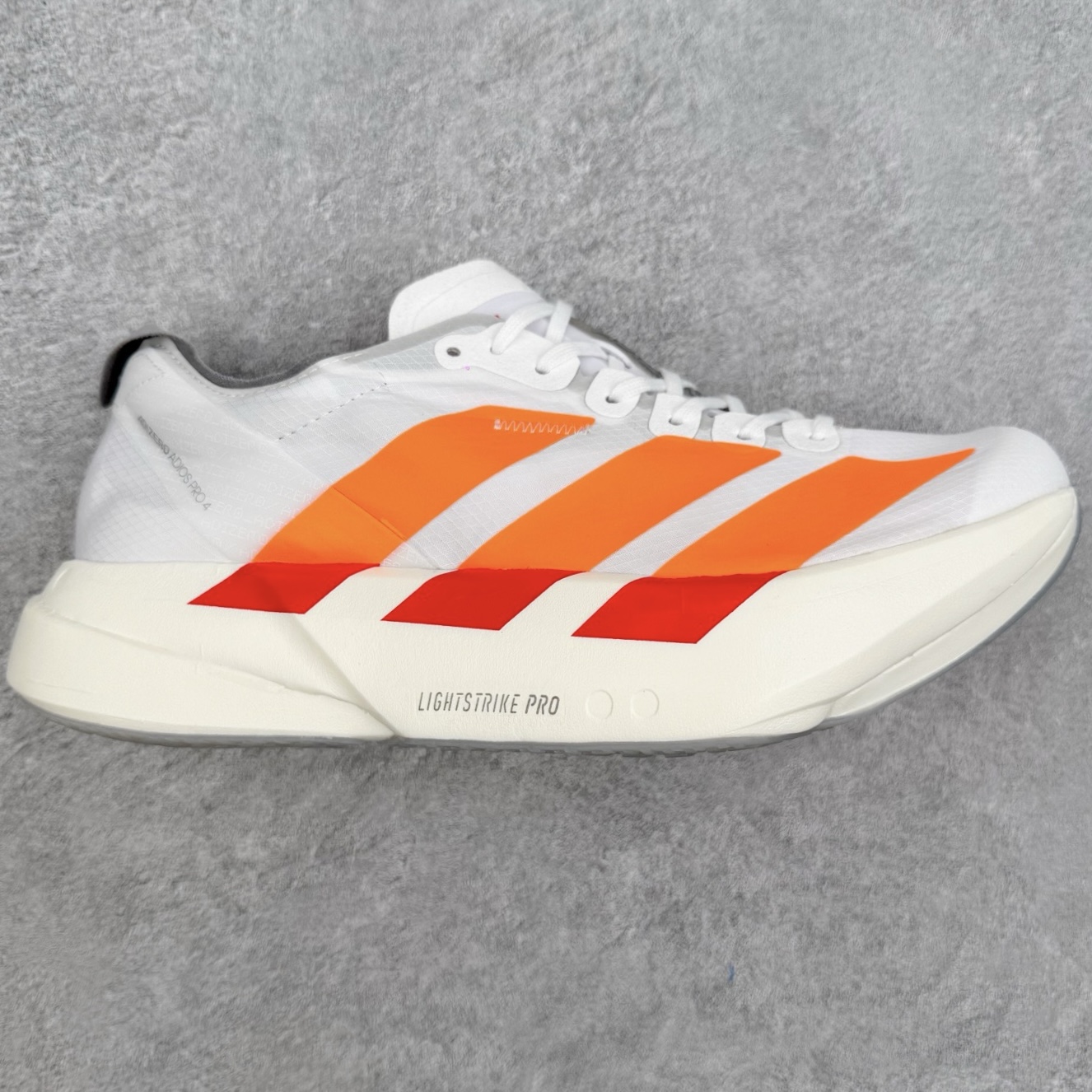 ＃纯原 AD Adizero Eva SL M 零度进化版系列低帮轻便透气竞速休闲运动慢跑鞋 JR7088 相信大家对去年 adidas 横空出世的「顶级超跑」adiZero Adios Pro EVO 1 记忆犹新！不仅登顶阿迪史上最轻跑鞋宝座，更在接下来的全球马拉松赛事中，持续书写着惊人成绩，被网友戏称新一代「阿迪神鞋」全网刷屏！极简设计语言与强烈速度感和存在感的鞋侧三线，让人过目不忘，特别种草！其中定位于中长跑训练的 adidas Adizero Evo SL，整体外观造型与 adiZero Adios Pro EVO 1 非常相似。中底配置方面搭载全掌 Lightstrike Pro，鞋面采用透气网面示人，契合日常训练鞋的定位，更加耐用。外底给到了马牌橡胶，及类似上代竞速旗舰 adidas Adizero Adios Pro 3 区域分布。整体看下来无论是外观的鲜明辨识度，还是配置的扎实程度都很顶。尺码：36 36⅔ 37⅓ 38 38⅔ 39⅓ 40 40⅔ 41⅓ 42 42⅔ 43⅓ 44 44⅔ 45⅓ 46⅓-选品中心