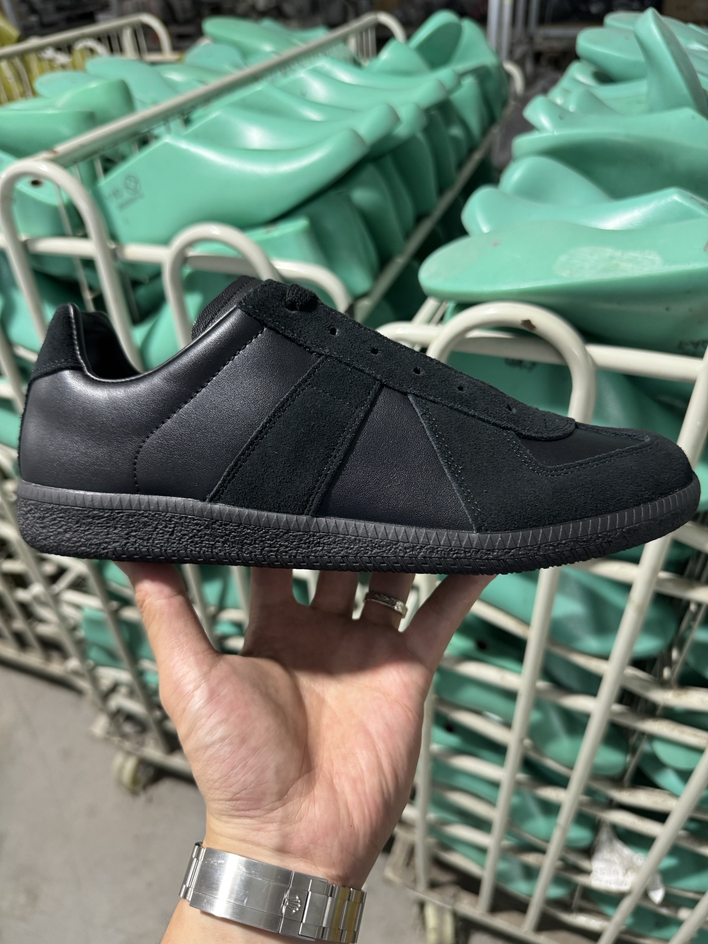 ＃LJ渠道版 Maison Margiela Calfskin Replica 马吉拉复古低帮时尚德训鞋 上万点击率爆款 高端零售专供批次 全套原楦原纸板原厂数据开发 全鞋荧光划线卡点 胶水把控整洁度追求极致完美 多重QC质检 超越公司货的品控标准 实实在在的免检产品 原盒原配防尘袋购物卡 全网唯一正确0-23数字排版 一比一间距字体 内里全头层小羊皮 原版防滑鞋底设计 灰色翻毛牛皮 白色细纹贝利头层皮 依照原版逐帧开发 原装淡粉纸板中底带编号钢印 尺码：35 36 36.5 37 38 39 40 41 42 42.5 43 44 44.5 45-选品中心