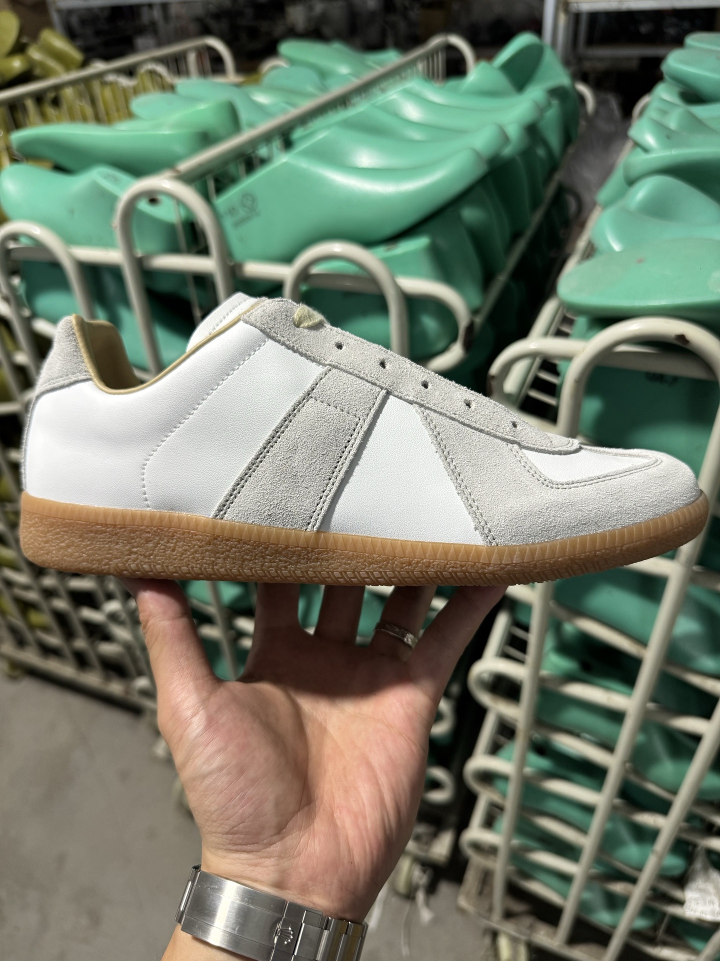 ＃LJ渠道版 Maison Margiela Calfskin Replica 马吉拉复古低帮时尚德训鞋 上万点击率爆款 高端零售专供批次 全套原楦原纸板原厂数据开发 全鞋荧光划线卡点 胶水把控整洁度追求极致完美 多重QC质检 超越公司货的品控标准 实实在在的免检产品 原盒原配防尘袋购物卡 全网唯一正确0-23数字排版 一比一间距字体 内里全头层小羊皮 原版防滑鞋底设计 灰色翻毛牛皮 白色细纹贝利头层皮 依照原版逐帧开发 原装淡粉纸板中底带编号钢印 尺码：35 36 36.5 37 38 39 40 41 42 42.5 43 44 44.5 45-选品中心