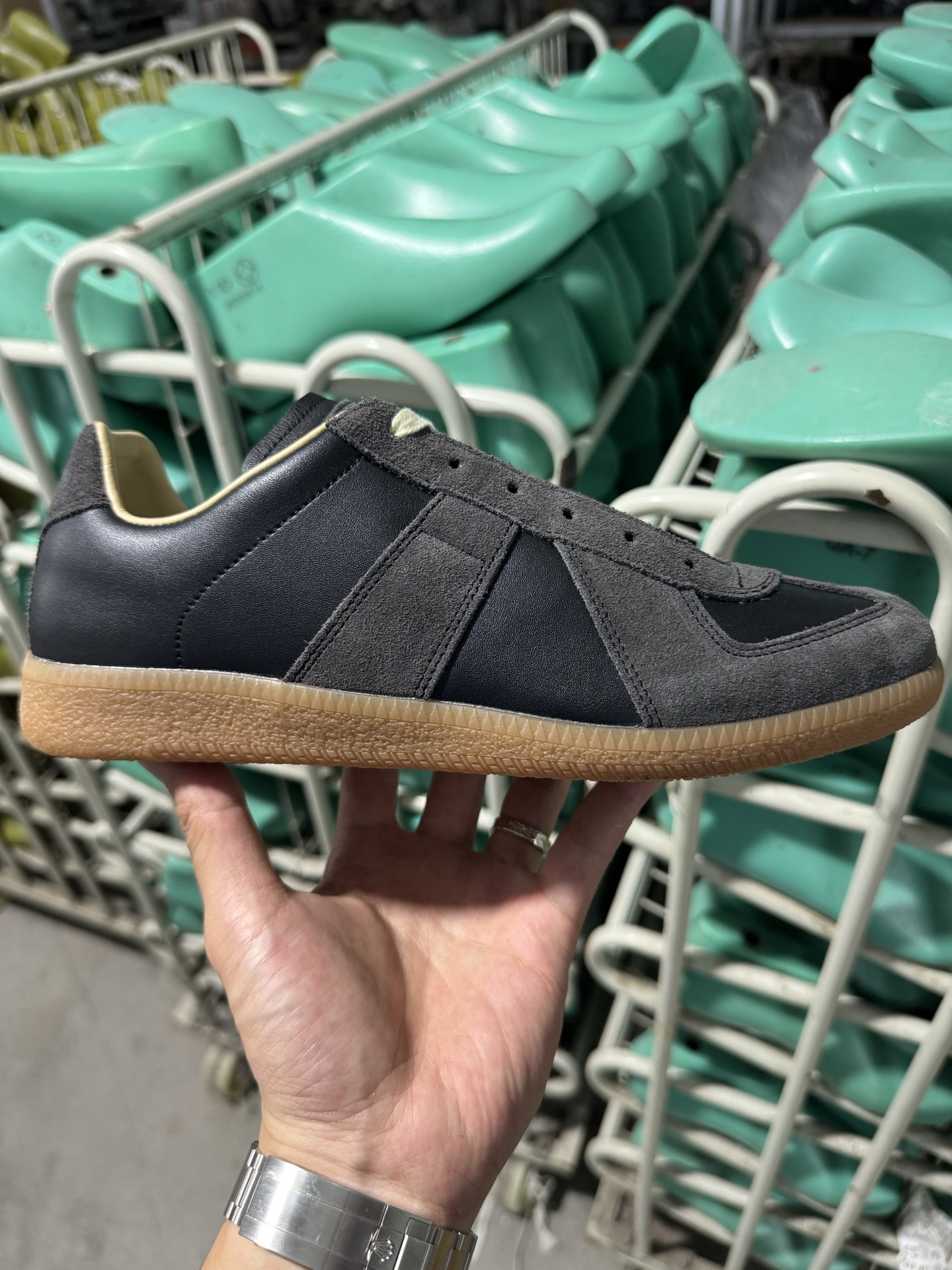 ＃LJ渠道版 Maison Margiela Calfskin Replica 马吉拉复古低帮时尚德训鞋 上万点击率爆款 高端零售专供批次 全套原楦原纸板原厂数据开发 全鞋荧光划线卡点 胶水把控整洁度追求极致完美 多重QC质检 超越公司货的品控标准 实实在在的免检产品 原盒原配防尘袋购物卡 全网唯一正确0-23数字排版 一比一间距字体 内里全头层小羊皮 原版防滑鞋底设计 灰色翻毛牛皮 白色细纹贝利头层皮 依照原版逐帧开发 原装淡粉纸板中底带编号钢印 尺码：35 36 36.5 37 38 39 40 41 42 42.5 43 44 44.5 45-选品中心