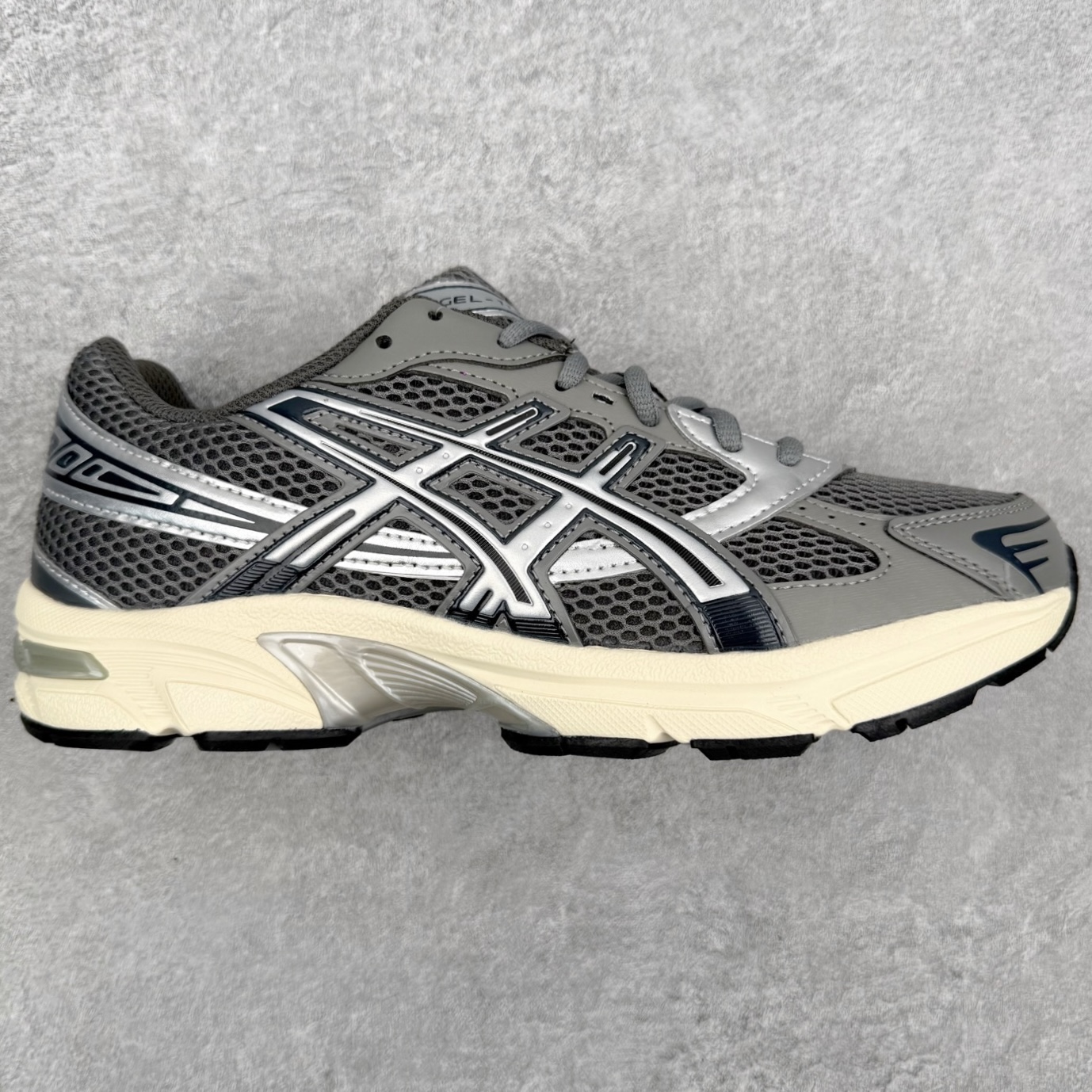 ＃XN Asics Gel-1130 亚瑟士系列低帮复古休闲运动慢跑鞋 整双鞋在鞋面部分选用网眼布与皮革相互连接，在鞋面银色金属质感的线条中，ASICS 品牌标志性的虎爪 Logo 出现在鞋身侧面，既展现出复古美感，又加深了整双鞋的层次感。搭载着 Ortholite 鞋垫，之后再辅以 GEL 缓震胶中底和耐磨大底，在提升上脚舒适性的同时，在缓震脚感以及耐磨抓地力方面也能满足日常运动需求。尺码：36 37 37.5 38 39.5 40 40.5 41.5 42 42.5 43.5 44 45-选品中心