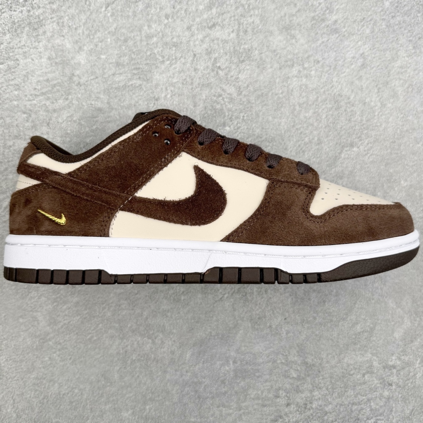 ＃YC纯原 NK Dunk Low 棕色 IO4244-102 实力大厂出品 新配色陆续开发 利润个位数只为口碑 全套原纸板楦头开发 确保原汁原味 完美呈现DUNK版型 一比一鞋头弧度高度鞋身弧度 此版本只针对中端市场 皮料材质有所更替 其他数据细节工艺流程均保持一致 绝不口嗨 细节品控鞋型随意对比 独家私模官方第六代原厂航空铝磨具打磨大底 鞋头坡度极致还原 无解鞋型 原盒原配 圈内天花板工艺 原厂玻璃冲刀 超高清洁度 全鞋零毛边皮料切割 原厂中底布点胶 中底布拉帮走线遵循公司 尺码：36 36.5 37.5 38 38.5 39 40 40.5 41 42 42.5 43 44 44.5 45 46-选品中心