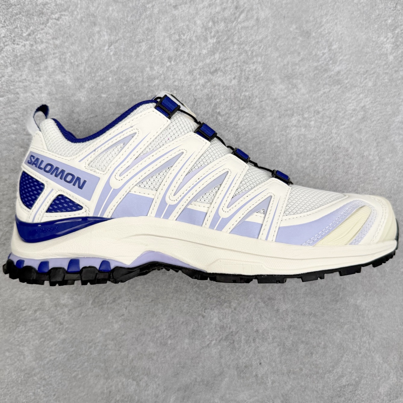 SALOMON XA Pro 3D ADV 萨洛蒙潮流越野机能户外功能鞋 基于市场现有版本全新升级调整改良 现阶段市场最强产物 全新主色陆续出货 大底描漆工整零瑕疵 鞋头定型弧度完 纯原外贸平台特供订单 耗时半年巨作 全套原纸板楦头开发 原厂特供网布配套加持 确保原汁原味 完美呈现版型 原档数据独家私模五层组合大底 原装Ortholite轻量化鞋垫 中底布带钢印编号 原厂TPU锁扣 进口港宝加持 后跟自然饱满 还原公司包裹性 鞋面采用SENSIFT贴合技术 全方位贴合包裹脚型 鞋跟部鞋底牵引设计 提供强大的抓地性能 更适应野外崎岖不平的道路 其3D ADVANCED CHASSIS底盘 材料轻量大化 钉齿设计更具稳定性 防护性 鞋底易磨损区运用CONTAGRIP高耐磨材料 应对城市硬质路面长距离跑考验 尺码：36 36.5 37.5 38 38.5 39 40 40.5 41 42 42.5 43 44 44.5 45-选品中心