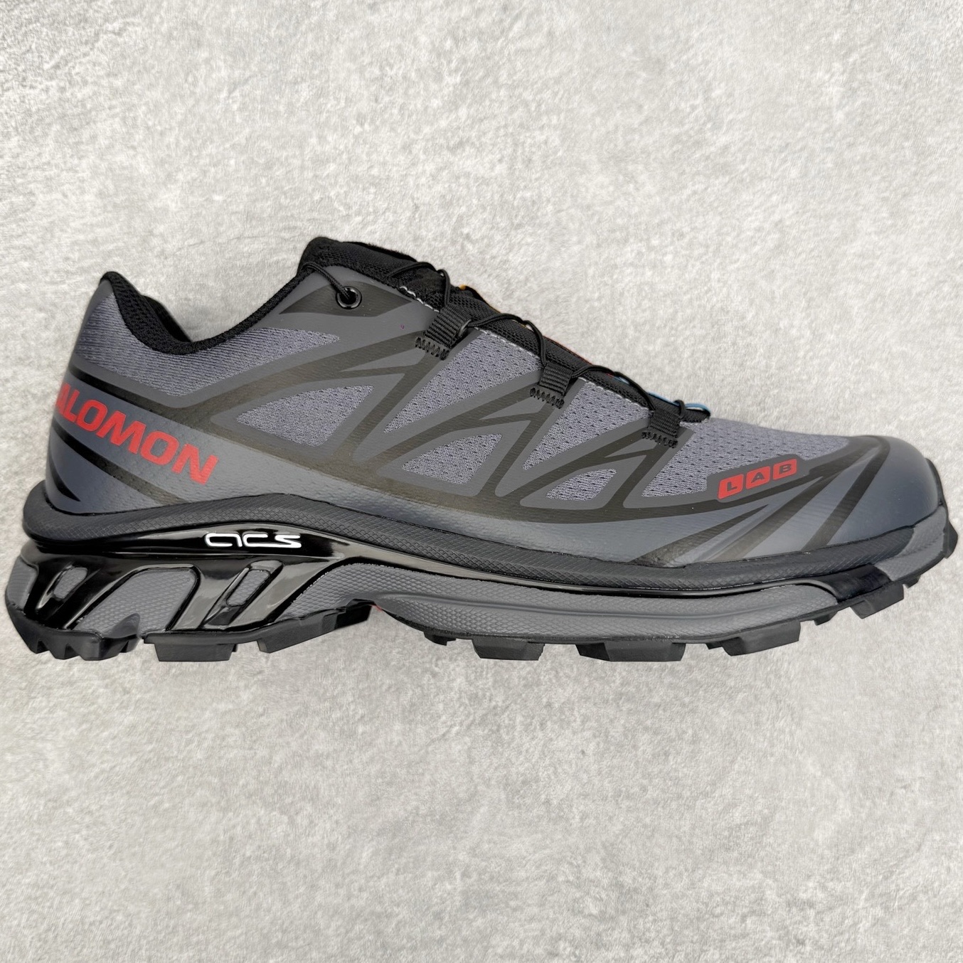 Salomon XT-6 萨洛蒙复古潮流户外机能登山跑鞋 纯原外贸平台特供订单 耗时半年巨作 全套原纸板楦头开发 原厂特供网布配套加持 确保原汁原味 完美呈现版型 原档数据独家私模五层组合大底 原装Ortholite轻量化鞋垫 中底布带钢印编号 原厂TPU锁扣 进口港宝加持 后跟自然饱满 还原公司包裹性 鞋面以“锯齿”状的包裹系统呈现 在基色底之下加入了各种色点缀 将公司的最新技术和时尚前卫的造型融入耐用的长跑款式中 鞋面由 TPU 薄膜制成 并焊接在高耐磨网眼上 使其既时尚又坚固 由 ACS底盘支撑 可增强稳定性和支撑力 以及由橡胶凸耳 Contragrip外底覆盖的 EVA 缓冲中底 旨在应对崎岖的地形 鞋舌上的彩色Salomon 标签、Quicklace 系统以及鞋头、鞋舌和鞋跟上的附加品牌使细节更加完美 让穿着者可以轻松驾驭户外与通勤下的任何运动生活场景 无缝鞋身户外随意纵横 颜值与脚感兼备 出街通勤 绝对非常吸睛 你值得拥有 尺码：36 36.5 37.5 38 38.5 39 40 40.5 41 42 42.5 43 44 44.5 45 注意：偏小1码-选品中心