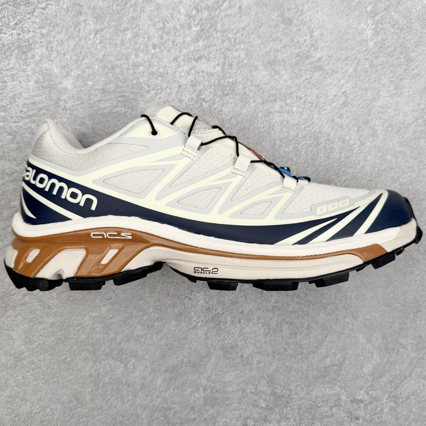 Salomon XT-6 萨洛蒙复古潮流户外机能登山跑鞋 纯原外贸平台特供订单 耗时半年巨作 全套原纸板楦头开发 原厂特供网布配套加持 确保原汁原味 完美呈现版型 原档数据独家私模五层组合大底 原装Ortholite轻量化鞋垫 中底布带钢印编号 原厂TPU锁扣 进口港宝加持 后跟自然饱满 还原公司包裹性 鞋面以“锯齿”状的包裹系统呈现 在基色底之下加入了各种色点缀 将公司的最新技术和时尚前卫的造型融入耐用的长跑款式中 鞋面由 TPU 薄膜制成 并焊接在高耐磨网眼上 使其既时尚又坚固 由 ACS底盘支撑 可增强稳定性和支撑力 以及由橡胶凸耳 Contragrip外底覆盖的 EVA 缓冲中底 旨在应对崎岖的地形 鞋舌上的彩色Salomon 标签、Quicklace 系统以及鞋头、鞋舌和鞋跟上的附加品牌使细节更加完美 让穿着者可以轻松驾驭户外与通勤下的任何运动生活场景 无缝鞋身户外随意纵横 颜值与脚感兼备 出街通勤 绝对非常吸睛 你值得拥有 尺码：36 36.5 37.5 38 38.5 39 40 40.5 41 42 42.5 43 44 44.5 45 注意：偏小1码-选品中心