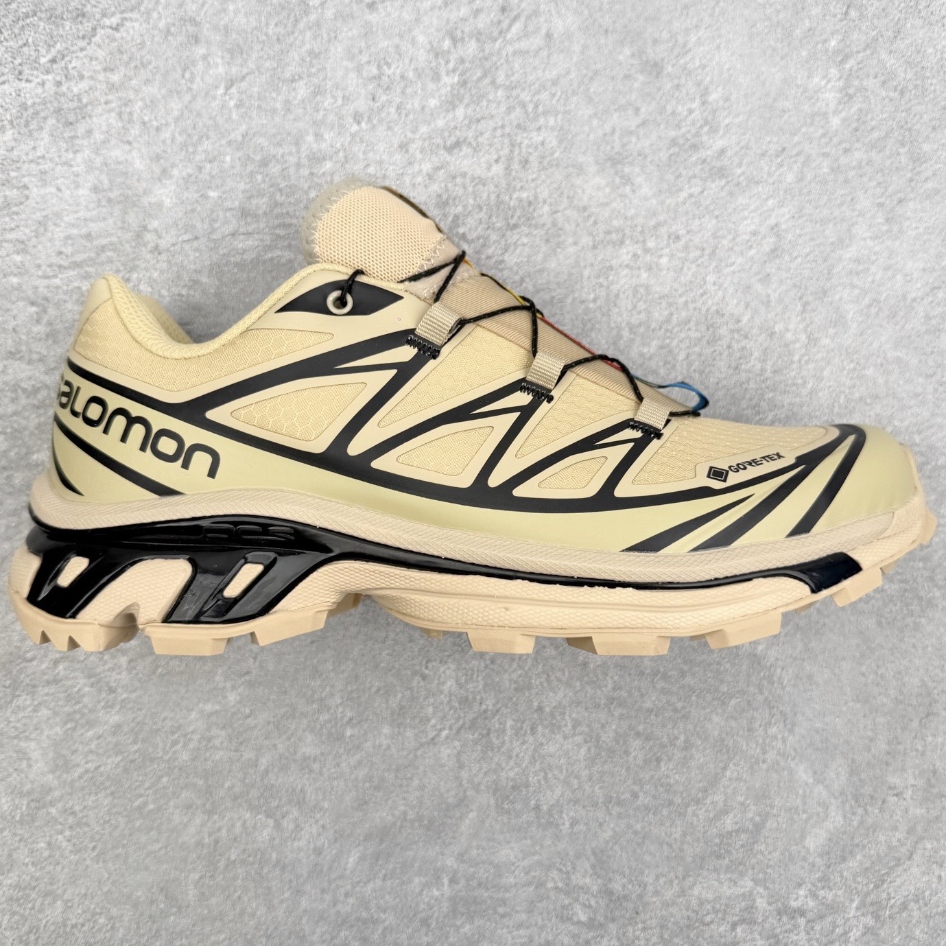 Salomon XT-6 萨洛蒙复古潮流户外机能登山跑鞋 纯原外贸平台特供订单 耗时半年巨作 全套原纸板楦头开发 原厂特供网布配套加持 确保原汁原味 完美呈现版型 原档数据独家私模五层组合大底 原装Ortholite轻量化鞋垫 中底布带钢印编号 原厂TPU锁扣 进口港宝加持 后跟自然饱满 还原公司包裹性 鞋面以“锯齿”状的包裹系统呈现 在基色底之下加入了各种色点缀 将公司的最新技术和时尚前卫的造型融入耐用的长跑款式中 鞋面由 TPU 薄膜制成 并焊接在高耐磨网眼上 使其既时尚又坚固 由 ACS底盘支撑 可增强稳定性和支撑力 以及由橡胶凸耳 Contragrip外底覆盖的 EVA 缓冲中底 旨在应对崎岖的地形 鞋舌上的彩色Salomon 标签、Quicklace 系统以及鞋头、鞋舌和鞋跟上的附加品牌使细节更加完美 让穿着者可以轻松驾驭户外与通勤下的任何运动生活场景 无缝鞋身户外随意纵横 颜值与脚感兼备 出街通勤 绝对非常吸睛 你值得拥有 尺码：36 36.5 37.5 38 38.5 39 40 40.5 41 42 42.5 43 44 44.5 45 注意：偏小1码-选品中心