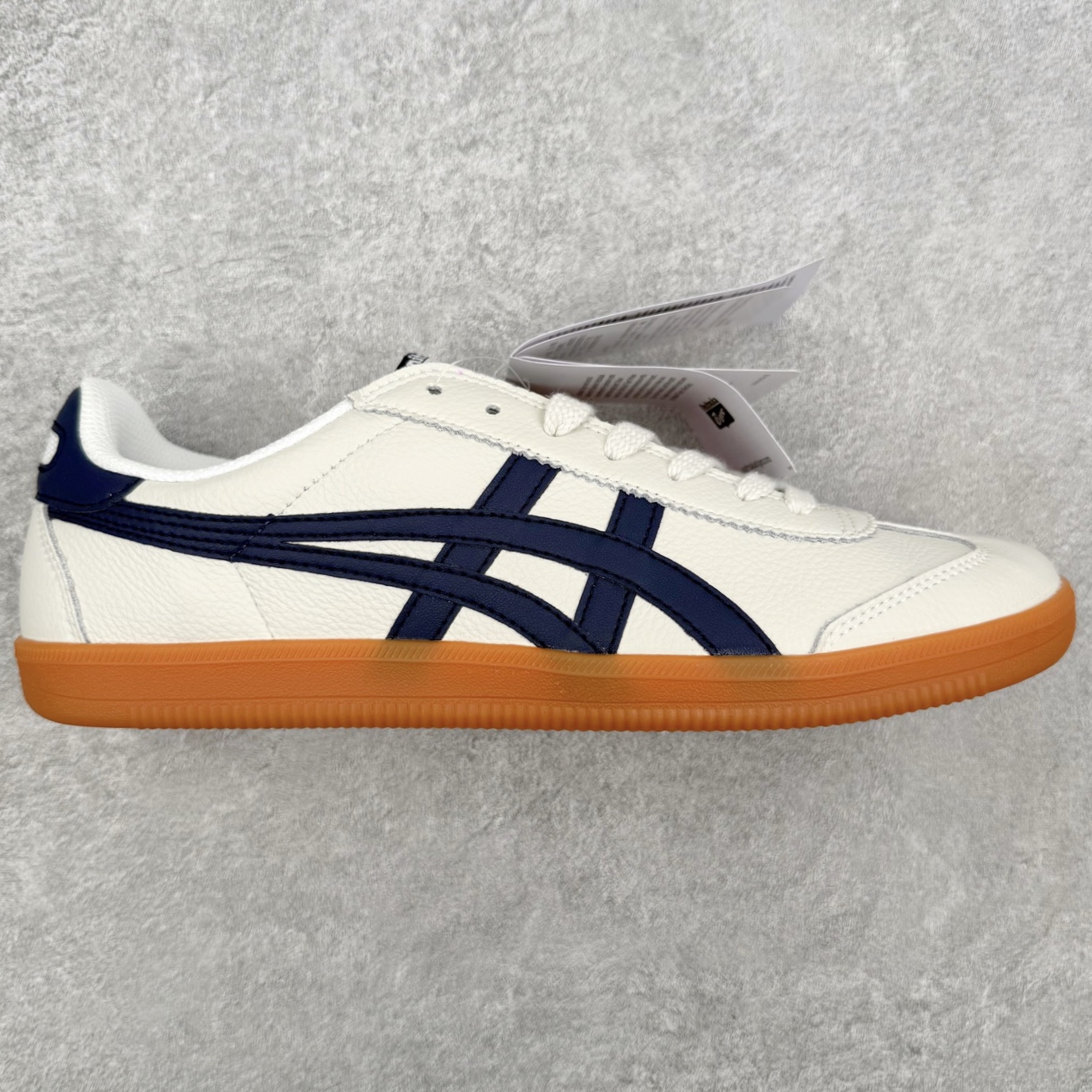 图片[3]-Asics Onitsuka Tige Tokuten 亚瑟士鬼冢虎男女士复古跑鞋街拍潮鞋低帮板鞋经典款中性复古运动鞋 轻盈舒适 时尚与复古与一体 轻盈的款式 适合夏天~简单的设定配合修长的线条 全鞋身均以麖皮打造 散发着日本新一代的潮流品味 无论配衬任何造型都能胜任 Tokuten 精神来自80年代的室内用鞋 T-TOE前足补强设计 环状中底底部结构 橡胶大底元素 防滑耐磨的同时保持着鞋子的轻盈 并提供良好牵引力 脚感柔软舒适 长时间行走也不会觉得脚部不适 经典复刻款 休闲百搭 中性款男女都可穿 尺码：36 37 37.5 38 39 40.5 41.5 42 42.5 43.5 44 45-选品中心