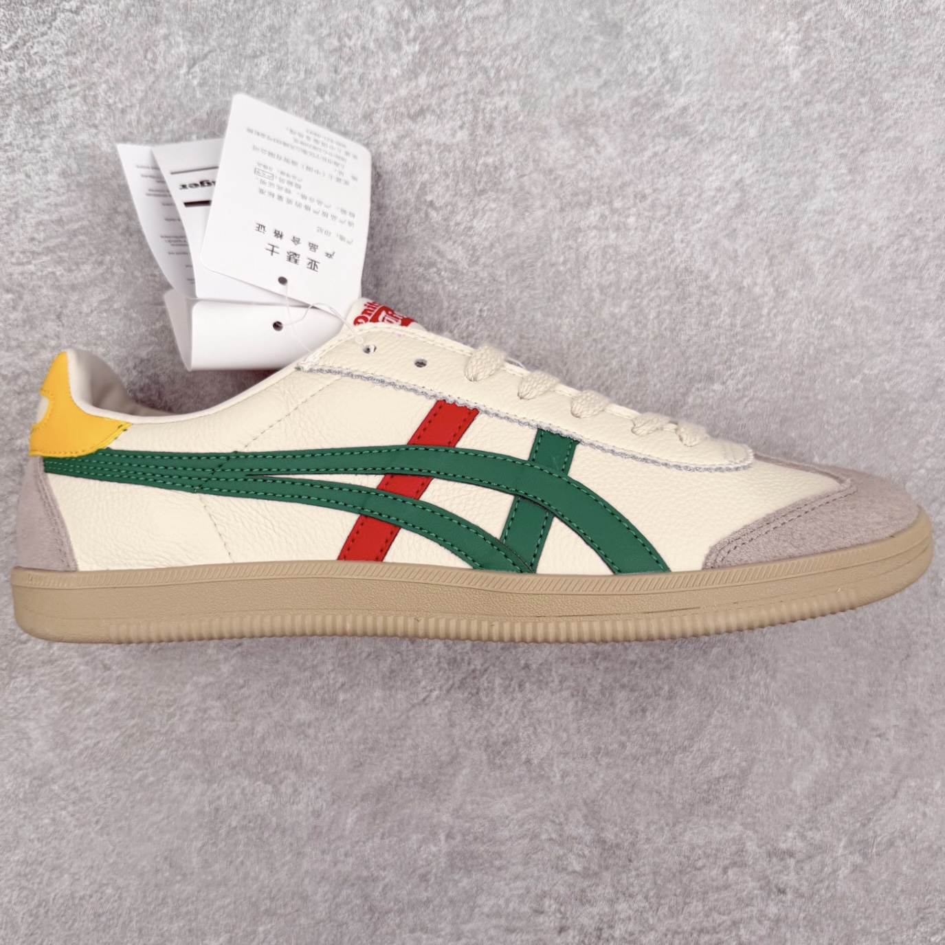 图片[6]-Asics Onitsuka Tige Tokuten 亚瑟士鬼冢虎男女士复古跑鞋街拍潮鞋低帮板鞋经典款中性复古运动鞋 轻盈舒适 时尚与复古与一体 轻盈的款式 适合夏天~简单的设定配合修长的线条 全鞋身均以麖皮打造 散发着日本新一代的潮流品味 无论配衬任何造型都能胜任 Tokuten 精神来自80年代的室内用鞋 T-TOE前足补强设计 环状中底底部结构 橡胶大底元素 防滑耐磨的同时保持着鞋子的轻盈 并提供良好牵引力 脚感柔软舒适 长时间行走也不会觉得脚部不适 经典复刻款 休闲百搭 中性款男女都可穿 尺码：36 37 37.5 38 39 40.5 41.5 42 42.5 43.5 44 45-选品中心