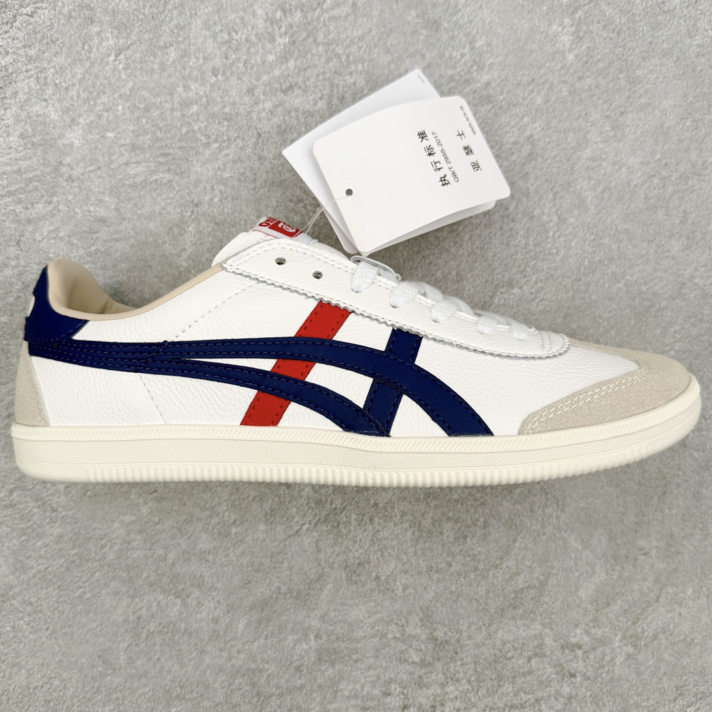 Asics Onitsuka Tige Tokuten 亚瑟士鬼冢虎男女士复古跑鞋街拍潮鞋低帮板鞋经典款中性复古运动鞋 轻盈舒适 时尚与复古与一体 轻盈的款式 适合夏天~简单的设定配合修长的线条 全鞋身均以麖皮打造 散发着日本新一代的潮流品味 无论配衬任何造型都能胜任 Tokuten 精神来自80年代的室内用鞋 T-TOE前足补强设计 环状中底底部结构 橡胶大底元素 防滑耐磨的同时保持着鞋子的轻盈 并提供良好牵引力 脚感柔软舒适 长时间行走也不会觉得脚部不适 经典复刻款 休闲百搭 中性款男女都可穿 尺码：36 37 37.5 38 39 40.5 41.5 42 42.5 43.5 44 45-选品中心