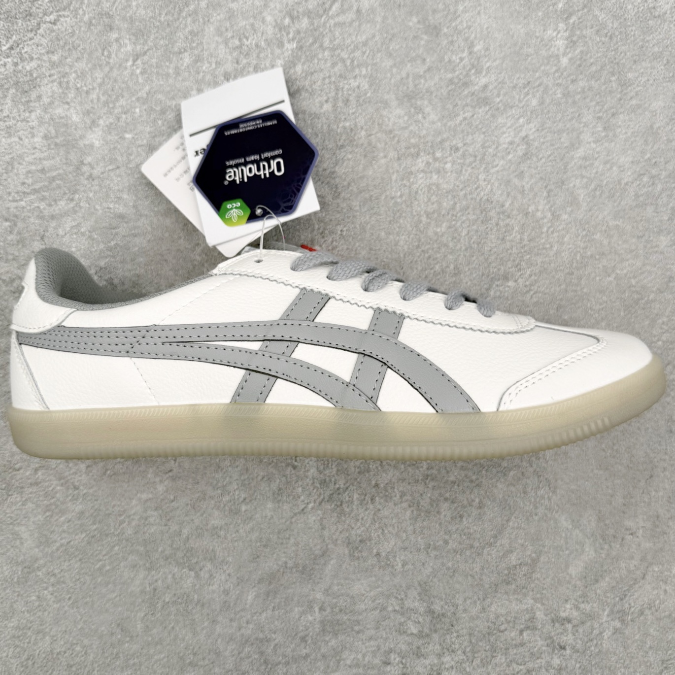 图片[2]-Asics Onitsuka Tige Tokuten 亚瑟士鬼冢虎男女士复古跑鞋街拍潮鞋低帮板鞋经典款中性复古运动鞋 轻盈舒适 时尚与复古与一体 轻盈的款式 适合夏天~简单的设定配合修长的线条 全鞋身均以麖皮打造 散发着日本新一代的潮流品味 无论配衬任何造型都能胜任 Tokuten 精神来自80年代的室内用鞋 T-TOE前足补强设计 环状中底底部结构 橡胶大底元素 防滑耐磨的同时保持着鞋子的轻盈 并提供良好牵引力 脚感柔软舒适 长时间行走也不会觉得脚部不适 经典复刻款 休闲百搭 中性款男女都可穿 尺码：36 37 37.5 38 39 40.5 41.5 42 42.5 43.5 44 45-选品中心