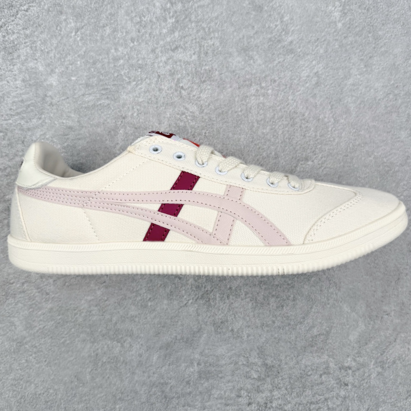 图片[4]-Asics Onitsuka Tige Tokuten 亚瑟士鬼冢虎男女士复古跑鞋街拍潮鞋低帮板鞋经典款中性复古运动鞋 轻盈舒适 时尚与复古与一体 轻盈的款式 适合夏天~简单的设定配合修长的线条 全鞋身均以麖皮打造 散发着日本新一代的潮流品味 无论配衬任何造型都能胜任 Tokuten 精神来自80年代的室内用鞋 T-TOE前足补强设计 环状中底底部结构 橡胶大底元素 防滑耐磨的同时保持着鞋子的轻盈 并提供良好牵引力 脚感柔软舒适 长时间行走也不会觉得脚部不适 经典复刻款 休闲百搭 中性款男女都可穿 尺码：36 37 37.5 38 39 40.5 41.5 42 42.5 43.5 44 45-选品中心