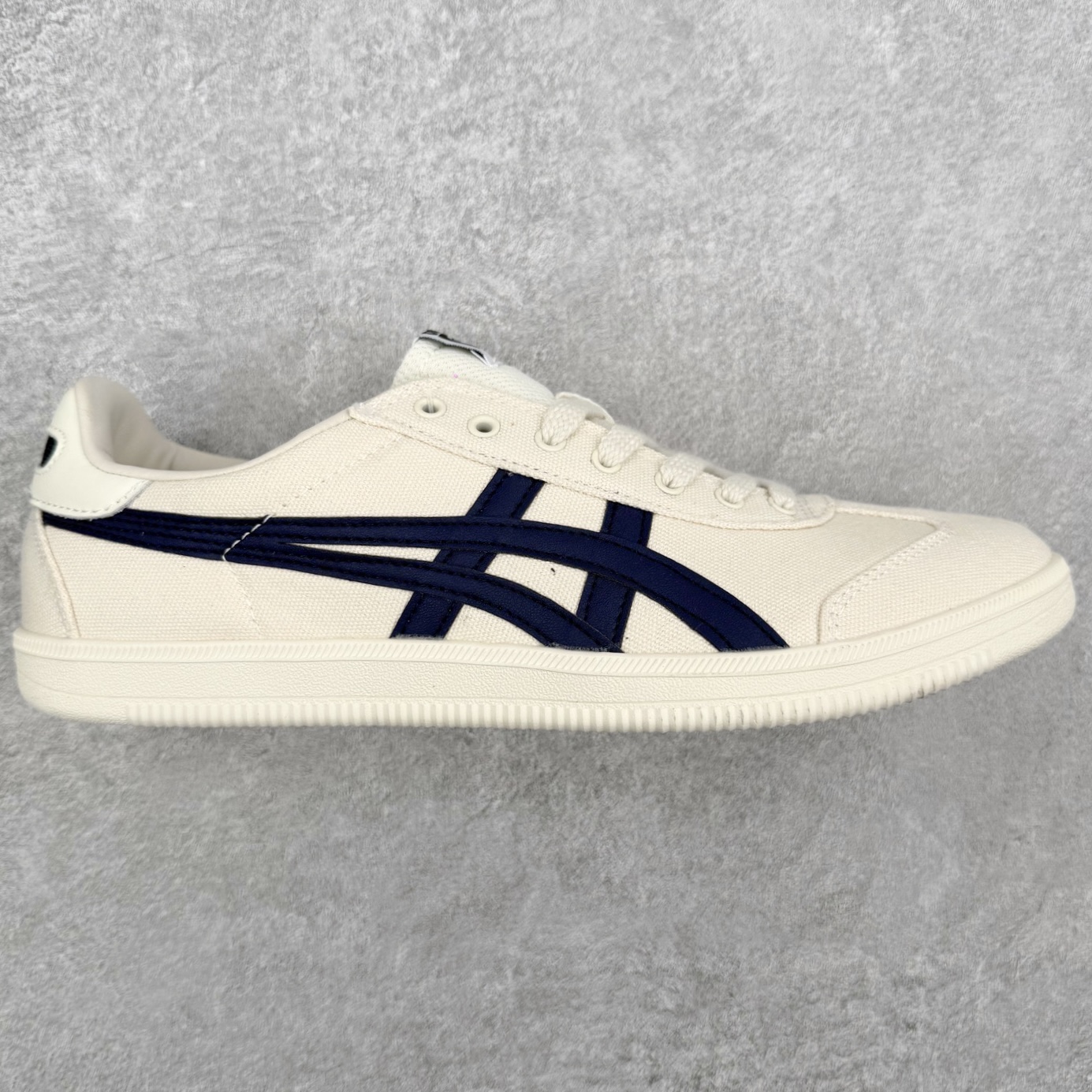 图片[9]-Asics Onitsuka Tige Tokuten 亚瑟士鬼冢虎男女士复古跑鞋街拍潮鞋低帮板鞋经典款中性复古运动鞋 轻盈舒适 时尚与复古与一体 轻盈的款式 适合夏天~简单的设定配合修长的线条 全鞋身均以麖皮打造 散发着日本新一代的潮流品味 无论配衬任何造型都能胜任 Tokuten 精神来自80年代的室内用鞋 T-TOE前足补强设计 环状中底底部结构 橡胶大底元素 防滑耐磨的同时保持着鞋子的轻盈 并提供良好牵引力 脚感柔软舒适 长时间行走也不会觉得脚部不适 经典复刻款 休闲百搭 中性款男女都可穿 尺码：36 37 37.5 38 39 40.5 41.5 42 42.5 43.5 44 45-选品中心