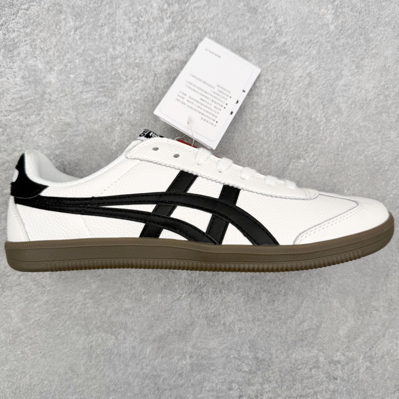 图片[8]-Asics Onitsuka Tige Tokuten 亚瑟士鬼冢虎男女士复古跑鞋街拍潮鞋低帮板鞋经典款中性复古运动鞋 轻盈舒适 时尚与复古与一体 轻盈的款式 适合夏天~简单的设定配合修长的线条 全鞋身均以麖皮打造 散发着日本新一代的潮流品味 无论配衬任何造型都能胜任 Tokuten 精神来自80年代的室内用鞋 T-TOE前足补强设计 环状中底底部结构 橡胶大底元素 防滑耐磨的同时保持着鞋子的轻盈 并提供良好牵引力 脚感柔软舒适 长时间行走也不会觉得脚部不适 经典复刻款 休闲百搭 中性款男女都可穿 尺码：36 37 37.5 38 39 40.5 41.5 42 42.5 43.5 44 45-选品中心