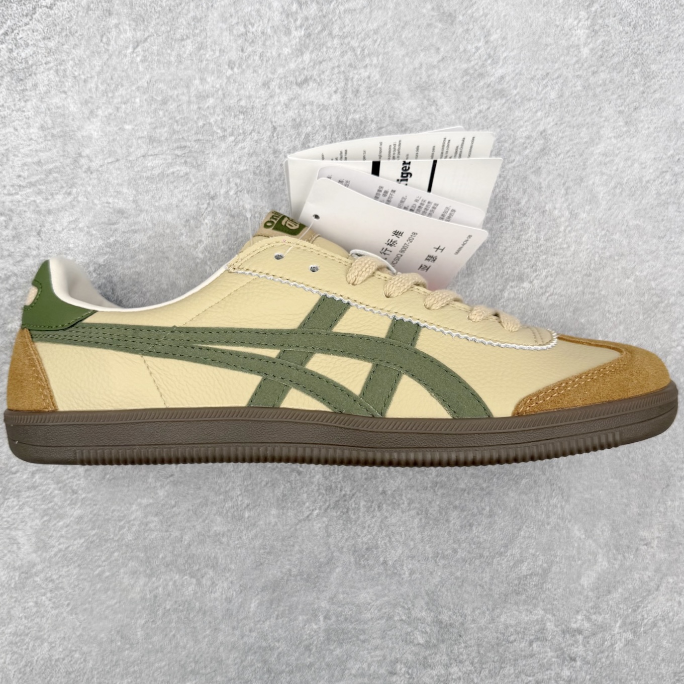 图片[7]-Asics Onitsuka Tige Tokuten 亚瑟士鬼冢虎男女士复古跑鞋街拍潮鞋低帮板鞋经典款中性复古运动鞋 轻盈舒适 时尚与复古与一体 轻盈的款式 适合夏天~简单的设定配合修长的线条 全鞋身均以麖皮打造 散发着日本新一代的潮流品味 无论配衬任何造型都能胜任 Tokuten 精神来自80年代的室内用鞋 T-TOE前足补强设计 环状中底底部结构 橡胶大底元素 防滑耐磨的同时保持着鞋子的轻盈 并提供良好牵引力 脚感柔软舒适 长时间行走也不会觉得脚部不适 经典复刻款 休闲百搭 中性款男女都可穿 尺码：36 37 37.5 38 39 40.5 41.5 42 42.5 43.5 44 45-选品中心