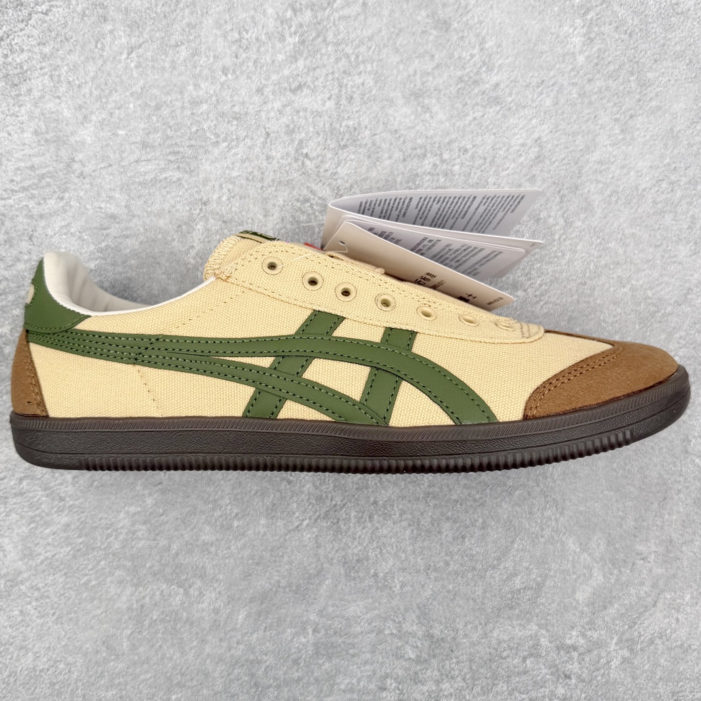 Asics Onitsuka Tige Tokuten 亚瑟士鬼冢虎男女士复古跑鞋街拍潮鞋低帮板鞋经典款中性复古运动鞋 轻盈舒适 时尚与复古与一体 轻盈的款式 适合夏天~简单的设定配合修长的线条 全鞋身均以麖皮打造 散发着日本新一代的潮流品味 无论配衬任何造型都能胜任 Tokuten 精神来自80年代的室内用鞋 T-TOE前足补强设计 环状中底底部结构 橡胶大底元素 防滑耐磨的同时保持着鞋子的轻盈 并提供良好牵引力 脚感柔软舒适 长时间行走也不会觉得脚部不适 经典复刻款 休闲百搭 中性款男女都可穿 尺码：36 37 37.5 38 39 40.5 41.5 42 42.5 43.5 44 45-选品中心