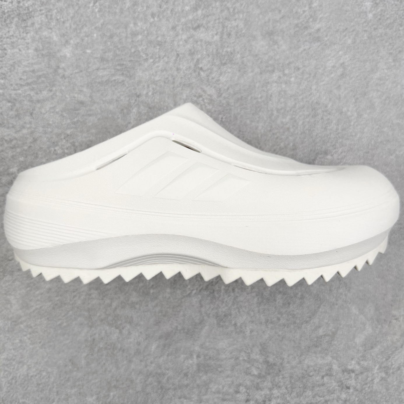 AD OZWAVE CLOG 舒适时尚防磨防滑包头洞洞鞋拖鞋 设计灵感来源于经典复古鞋型 两侧三道杠、鞋