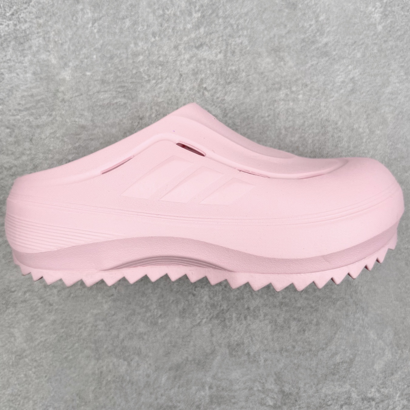 AD OZWAVE CLOG 舒适时尚防磨防滑包头洞洞鞋拖鞋 设计灵感来源于经典复古鞋型 两侧三道杠、鞋