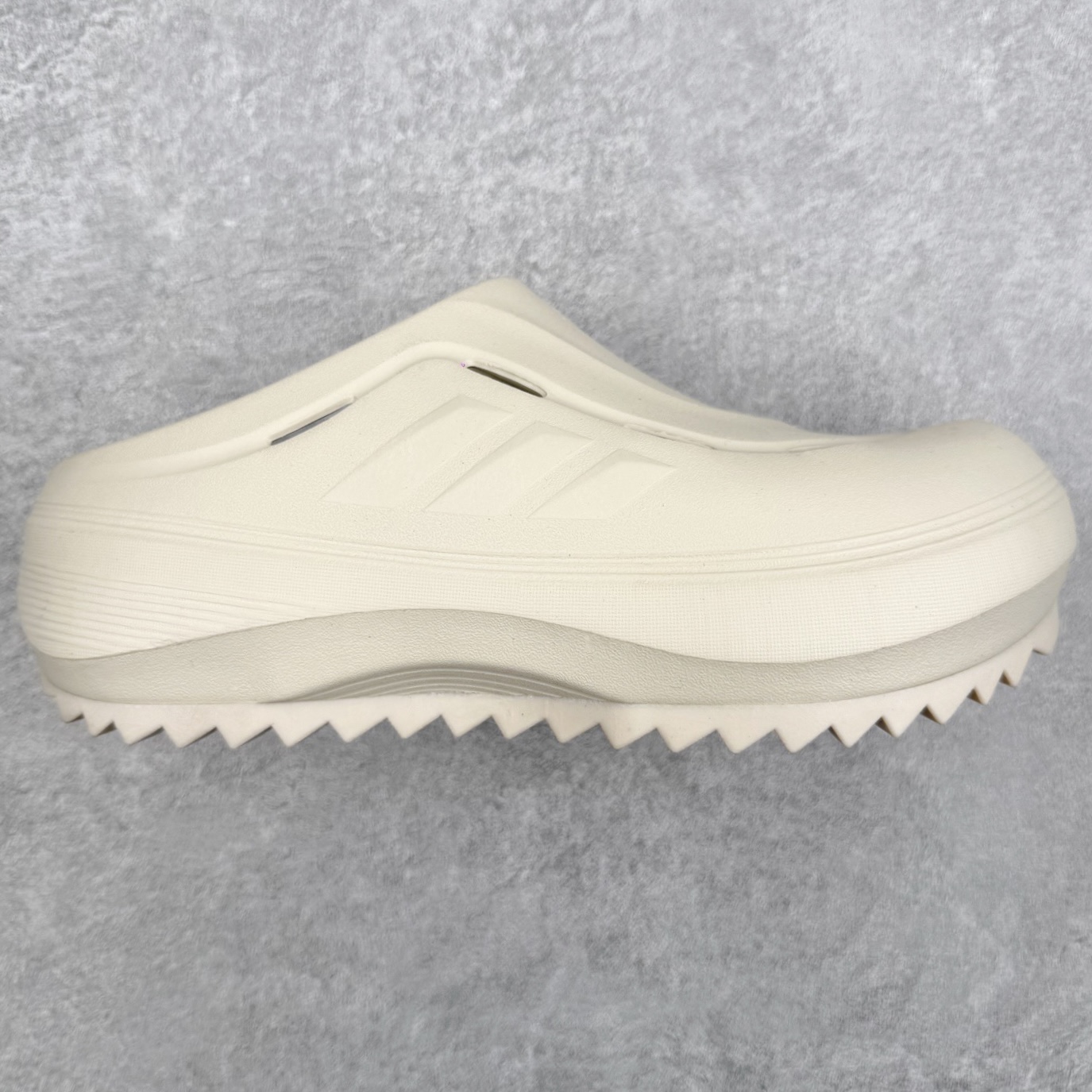 AD OZWAVE CLOG 舒适时尚防磨防滑包头洞洞鞋拖鞋 设计灵感来源于经典复古鞋型 两侧三道杠、鞋