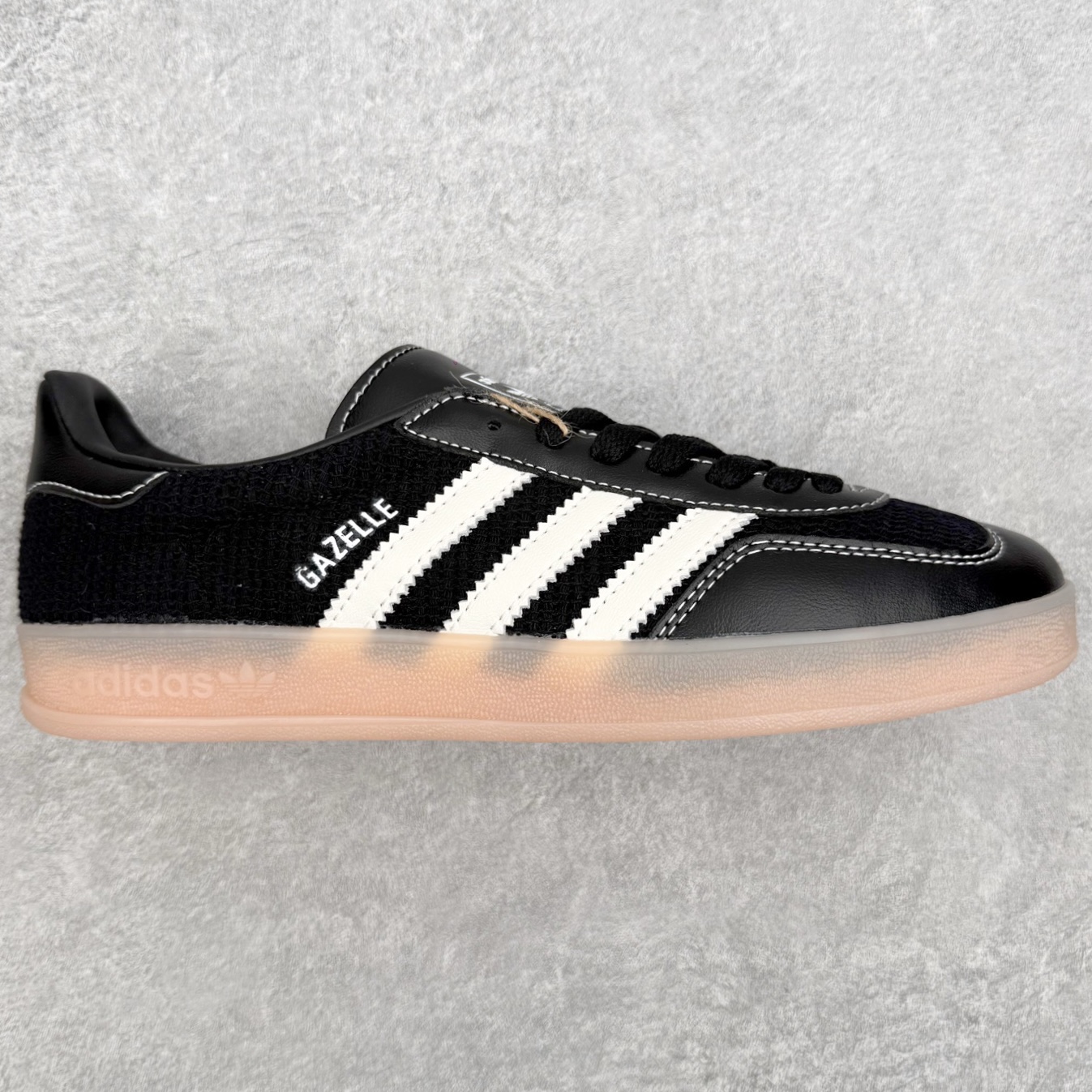 AD Gazelle Indoor Trainers 羚羊内训系列低帮复古百搭休闲运动德训风板鞋 JQ7