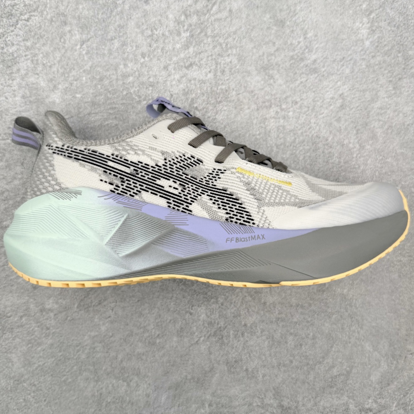 ＃XN ASICS NOVABLAST 5 舒适百搭低帮马拉松训练竞速跑步鞋 ASICS（亚瑟士）是日本