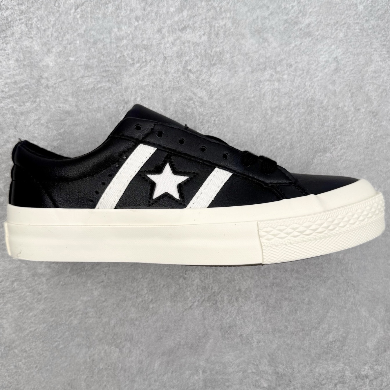 Converse One Star 黑白皮面 匡威木村一星复古休闲滑板鞋 采用优质皮革鞋面 质感细腻耐穿 标志性星星Logo搭配双杠设计 还原美式复古经典 米白橡胶中底搭配防滑耐磨外底 兼顾舒适与实用性 经典鞋型融合黑白撞色设计简约百搭 适配各种场景 货号:163757C 编码:by2936010
