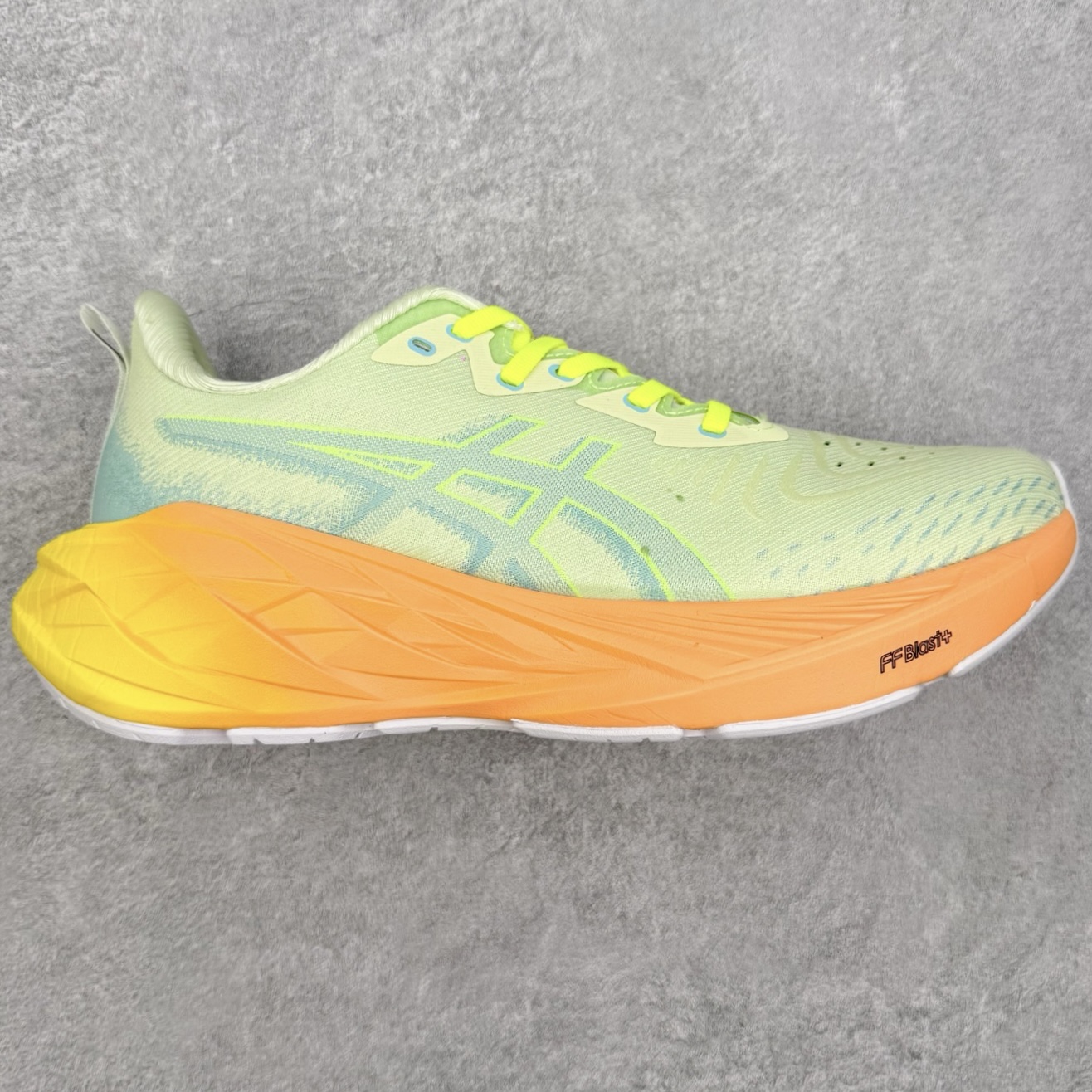 #特价福利 ️ ASICS NOVABLAST 4 亚瑟士舒适缓震跑鞋 鞋面从NOVABLAST 3的工程网眼升级为一片式轻量编织设计 提升了跑鞋的透气性 并配备结构鞋舌 进一步提升透气性的同时减少鞋舌滑动 从而实现更好的包裹感 后跟结构也是亮点之一 不仅提升了稳定性 还能给跑者提供更强支撑 上脚舒适度非常明显 无论如何跑跳晃动 双脚都被包裹的非常服帖舒适 同时前脚掌有足够空间 中足又很贴合 后跟高度和弧度也都非常舒适 从NOVABLAST 4 采用全新FF BLAST PLUS ECO轻量高能回弹泡棉材料 这是一种超过20%的生物基可再生资源 在带给跑者更舒适体验同时助力减轻环境负担 值得关注的是NOVABLAST 4将成为该系列首款贴有CO2e标签的鞋款 以进一步严格贯彻ASICS亚瑟士的可持续发展理念 大底采用了低密度设计的AHAR LO 更大程度增强鞋款耐磨性 提升使用寿命 外底液采用了全新设计 其灵感来源于植物的斐波那契螺旋叶片图案 独特的几何纹路使新一代鞋款的外观更具标志性 中底和大底设计都是为了让跑者获得更大的能量反馈 更强的回弹性 在跑步过程中轻弹畅跑 看配置就能感受到NOVABLAST 4 的优势 高回弹、高缓震、且耐用的综合长跑训练鞋 编码:Wby2936000