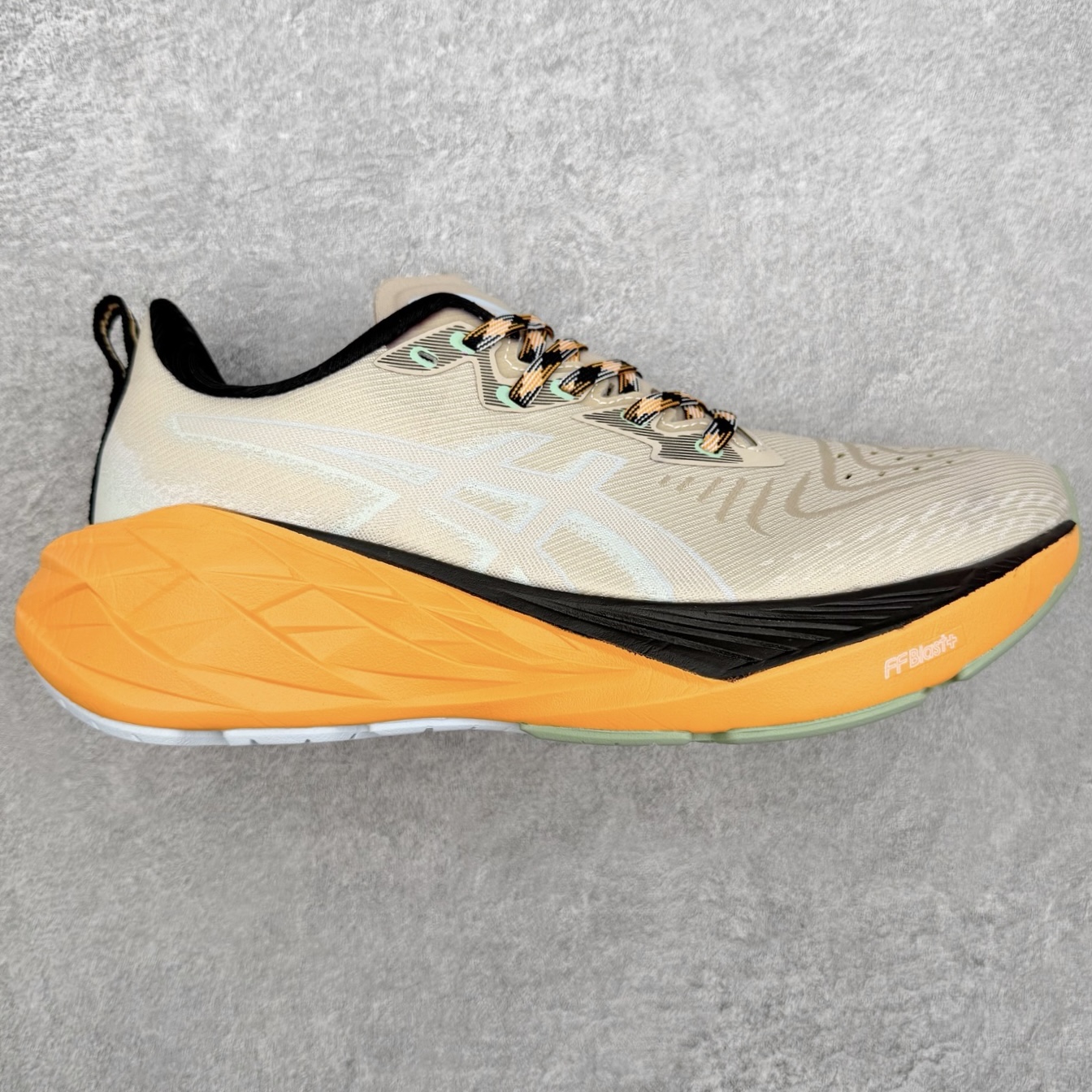 #特价福利 ️ ASICS NOVABLAST 4 亚瑟士舒适缓震跑鞋 鞋面从NOVABLAST 3的工程网眼升级为一片式轻量编织设计 提升了跑鞋的透气性 并配备结构鞋舌 进一步提升透气性的同时减少鞋舌滑动 从而实现更好的包裹感 后跟结构也是亮点之一 不仅提升了稳定性 还能给跑者提供更强支撑 上脚舒适度非常明显 无论如何跑跳晃动 双脚都被包裹的非常服帖舒适 同时前脚掌有足够空间 中足又很贴合 后跟高度和弧度也都非常舒适 从NOVABLAST 4 采用全新FF BLAST PLUS ECO轻量高能回弹泡棉材料 这是一种超过20%的生物基可再生资源 在带给跑者更舒适体验同时助力减轻环境负担 值得关注的是NOVABLAST 4将成为该系列首款贴有CO2e标签的鞋款 以进一步严格贯彻ASICS亚瑟士的可持续发展理念 大底采用了低密度设计的AHAR LO 更大程度增强鞋款耐磨性 提升使用寿命 外底液采用了全新设计 其灵感来源于植物的斐波那契螺旋叶片图案 独特的几何纹路使新一代鞋款的外观更具标志性 中底和大底设计都是为了让跑者获得更大的能量反馈 更强的回弹性 在跑步过程中轻弹畅跑 看配置就能感受到NOVABLAST 4 的优势 高回弹、高缓震、且耐用的综合长跑训练鞋 编码:Wby2936000