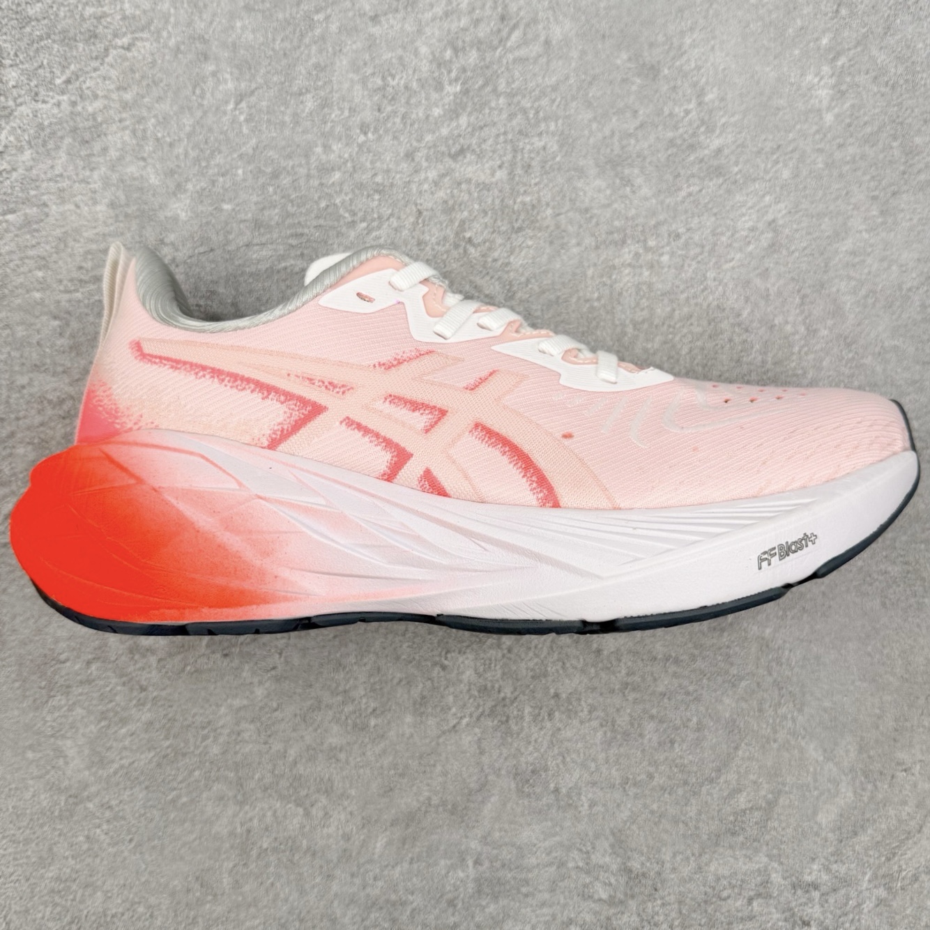 #特价福利 ️ ASICS NOVABLAST 4 亚瑟士舒适缓震跑鞋 鞋面从NOVABLAST 3的工程网眼升级为一片式轻量编织设计 提升了跑鞋的透气性 并配备结构鞋舌 进一步提升透气性的同时减少鞋舌滑动 从而实现更好的包裹感 后跟结构也是亮点之一 不仅提升了稳定性 还能给跑者提供更强支撑 上脚舒适度非常明显 无论如何跑跳晃动 双脚都被包裹的非常服帖舒适 同时前脚掌有足够空间 中足又很贴合 后跟高度和弧度也都非常舒适 从NOVABLAST 4 采用全新FF BLAST PLUS ECO轻量高能回弹泡棉材料 这是一种超过20%的生物基可再生资源 在带给跑者更舒适体验同时助力减轻环境负担 值得关注的是NOVABLAST 4将成为该系列首款贴有CO2e标签的鞋款 以进一步严格贯彻ASICS亚瑟士的可持续发展理念 大底采用了低密度设计的AHAR LO 更大程度增强鞋款耐磨性 提升使用寿命 外底液采用了全新设计 其灵感来源于植物的斐波那契螺旋叶片图案 独特的几何纹路使新一代鞋款的外观更具标志性 中底和大底设计都是为了让跑者获得更大的能量反馈 更强的回弹性 在跑步过程中轻弹畅跑 看配置就能感受到NOVABLAST 4 的优势 高回弹、高缓震、且耐用的综合长跑训练鞋 编码:Wby2936000
