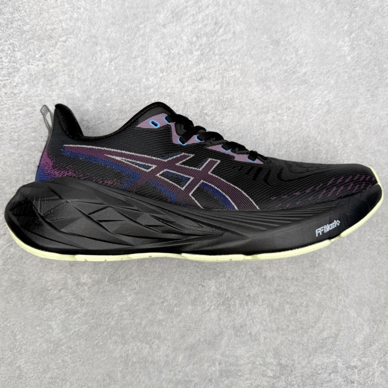 #特价福利 ️ ASICS NOVABLAST 4 亚瑟士舒适缓震跑鞋 鞋面从NOVABLAST 3的工程网眼升级为一片式轻量编织设计 提升了跑鞋的透气性 并配备结构鞋舌 进一步提升透气性的同时减少鞋舌滑动 从而实现更好的包裹感 后跟结构也是亮点之一 不仅提升了稳定性 还能给跑者提供更强支撑 上脚舒适度非常明显 无论如何跑跳晃动 双脚都被包裹的非常服帖舒适 同时前脚掌有足够空间 中足又很贴合 后跟高度和弧度也都非常舒适 从NOVABLAST 4 采用全新FF BLAST PLUS ECO轻量高能回弹泡棉材料 这是一种超过20%的生物基可再生资源 在带给跑者更舒适体验同时助力减轻环境负担 值得关注的是NOVABLAST 4将成为该系列首款贴有CO2e标签的鞋款 以进一步严格贯彻ASICS亚瑟士的可持续发展理念 大底采用了低密度设计的AHAR LO 更大程度增强鞋款耐磨性 提升使用寿命 外底液采用了全新设计 其灵感来源于植物的斐波那契螺旋叶片图案 独特的几何纹路使新一代鞋款的外观更具标志性 中底和大底设计都是为了让跑者获得更大的能量反馈 更强的回弹性 在跑步过程中轻弹畅跑 看配置就能感受到NOVABLAST 4 的优势 高回弹、高缓震、且耐用的综合长跑训练鞋 编码:Wby2936000