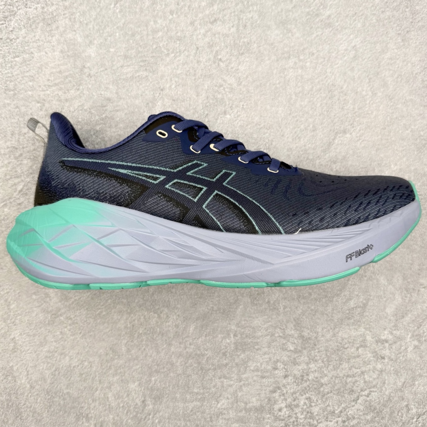 #特价福利 ️ ASICS NOVABLAST 4 亚瑟士舒适缓震跑鞋 鞋面从NOVABLAST 3的工程网眼升级为一片式轻量编织设计 提升了跑鞋的透气性 并配备结构鞋舌 进一步提升透气性的同时减少鞋舌滑动 从而实现更好的包裹感 后跟结构也是亮点之一 不仅提升了稳定性 还能给跑者提供更强支撑 上脚舒适度非常明显 无论如何跑跳晃动 双脚都被包裹的非常服帖舒适 同时前脚掌有足够空间 中足又很贴合 后跟高度和弧度也都非常舒适 从NOVABLAST 4 采用全新FF BLAST PLUS ECO轻量高能回弹泡棉材料 这是一种超过20%的生物基可再生资源 在带给跑者更舒适体验同时助力减轻环境负担 值得关注的是NOVABLAST 4将成为该系列首款贴有CO2e标签的鞋款 以进一步严格贯彻ASICS亚瑟士的可持续发展理念 大底采用了低密度设计的AHAR LO 更大程度增强鞋款耐磨性 提升使用寿命 外底液采用了全新设计 其灵感来源于植物的斐波那契螺旋叶片图案 独特的几何纹路使新一代鞋款的外观更具标志性 中底和大底设计都是为了让跑者获得更大的能量反馈 更强的回弹性 在跑步过程中轻弹畅跑 看配置就能感受到NOVABLAST 4 的优势 高回弹、高缓震、且耐用的综合长跑训练鞋 编码:Wby2936000