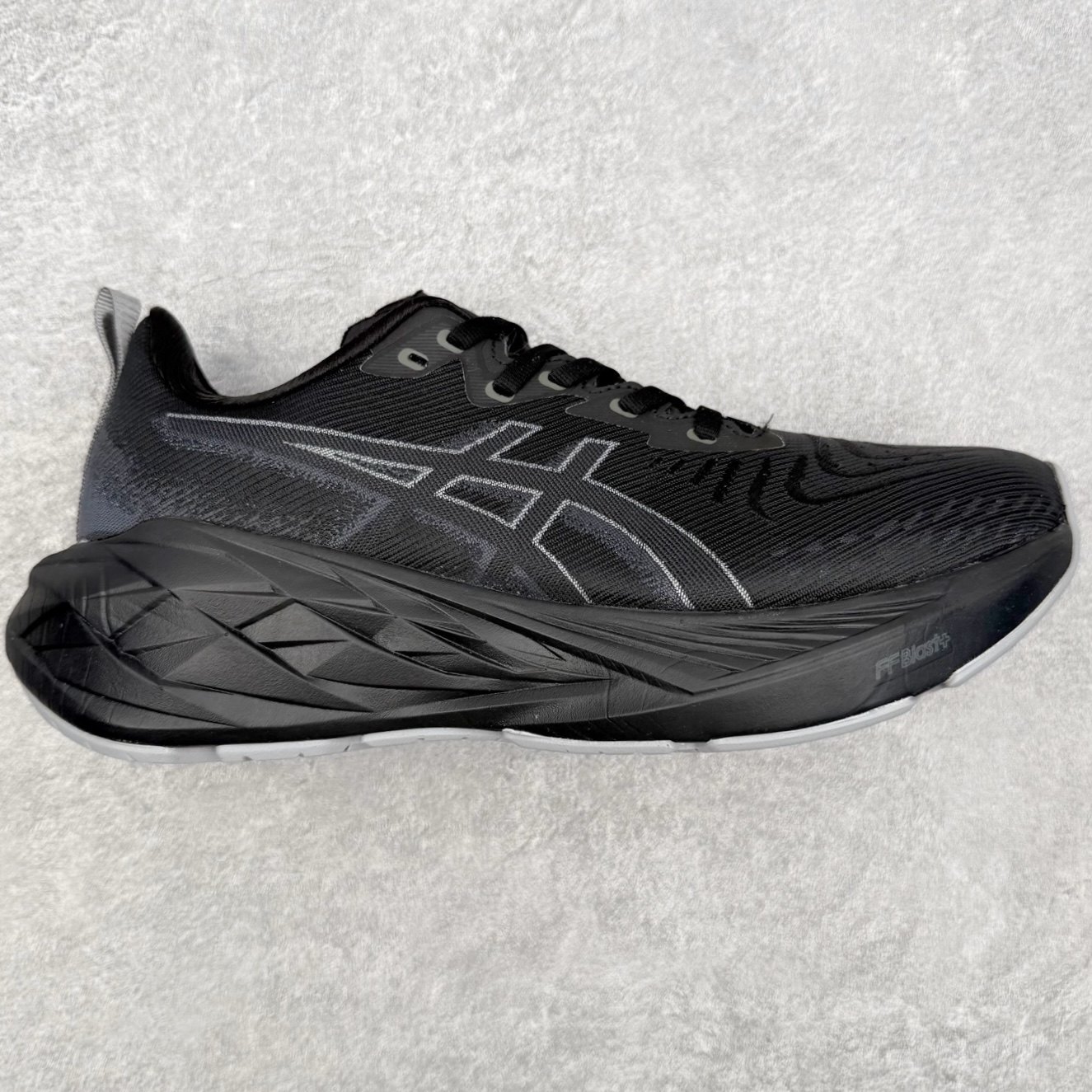 #特价福利 ️ ASICS NOVABLAST 4 亚瑟士舒适缓震跑鞋 鞋面从NOVABLAST 3的工程网眼升级为一片式轻量编织设计 提升了跑鞋的透气性 并配备结构鞋舌 进一步提升透气性的同时减少鞋舌滑动 从而实现更好的包裹感 后跟结构也是亮点之一 不仅提升了稳定性 还能给跑者提供更强支撑 上脚舒适度非常明显 无论如何跑跳晃动 双脚都被包裹的非常服帖舒适 同时前脚掌有足够空间 中足又很贴合 后跟高度和弧度也都非常舒适 从NOVABLAST 4 采用全新FF BLAST PLUS ECO轻量高能回弹泡棉材料 这是一种超过20%的生物基可再生资源 在带给跑者更舒适体验同时助力减轻环境负担 值得关注的是NOVABLAST 4将成为该系列首款贴有CO2e标签的鞋款 以进一步严格贯彻ASICS亚瑟士的可持续发展理念 大底采用了低密度设计的AHAR LO 更大程度增强鞋款耐磨性 提升使用寿命 外底液采用了全新设计 其灵感来源于植物的斐波那契螺旋叶片图案 独特的几何纹路使新一代鞋款的外观更具标志性 中底和大底设计都是为了让跑者获得更大的能量反馈 更强的回弹性 在跑步过程中轻弹畅跑 看配置就能感受到NOVABLAST 4 的优势 高回弹、高缓震、且耐用的综合长跑训练鞋 编码:Wby2936000
