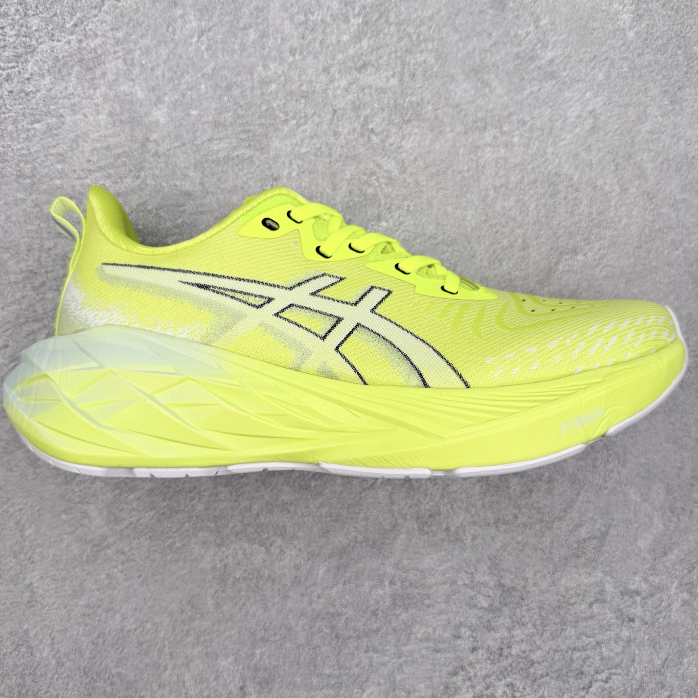 #特价福利 ️ ASICS NOVABLAST 4 亚瑟士舒适缓震跑鞋 鞋面从NOVABLAST 3的工程网眼升级为一片式轻量编织设计 提升了跑鞋的透气性 并配备结构鞋舌 进一步提升透气性的同时减少鞋舌滑动 从而实现更好的包裹感 后跟结构也是亮点之一 不仅提升了稳定性 还能给跑者提供更强支撑 上脚舒适度非常明显 无论如何跑跳晃动 双脚都被包裹的非常服帖舒适 同时前脚掌有足够空间 中足又很贴合 后跟高度和弧度也都非常舒适 从NOVABLAST 4 采用全新FF BLAST PLUS ECO轻量高能回弹泡棉材料 这是一种超过20%的生物基可再生资源 在带给跑者更舒适体验同时助力减轻环境负担 值得关注的是NOVABLAST 4将成为该系列首款贴有CO2e标签的鞋款 以进一步严格贯彻ASICS亚瑟士的可持续发展理念 大底采用了低密度设计的AHAR LO 更大程度增强鞋款耐磨性 提升使用寿命 外底液采用了全新设计 其灵感来源于植物的斐波那契螺旋叶片图案 独特的几何纹路使新一代鞋款的外观更具标志性 中底和大底设计都是为了让跑者获得更大的能量反馈 更强的回弹性 在跑步过程中轻弹畅跑 看配置就能感受到NOVABLAST 4 的优势 高回弹、高缓震、且耐用的综合长跑训练鞋 编码:Wby2936000