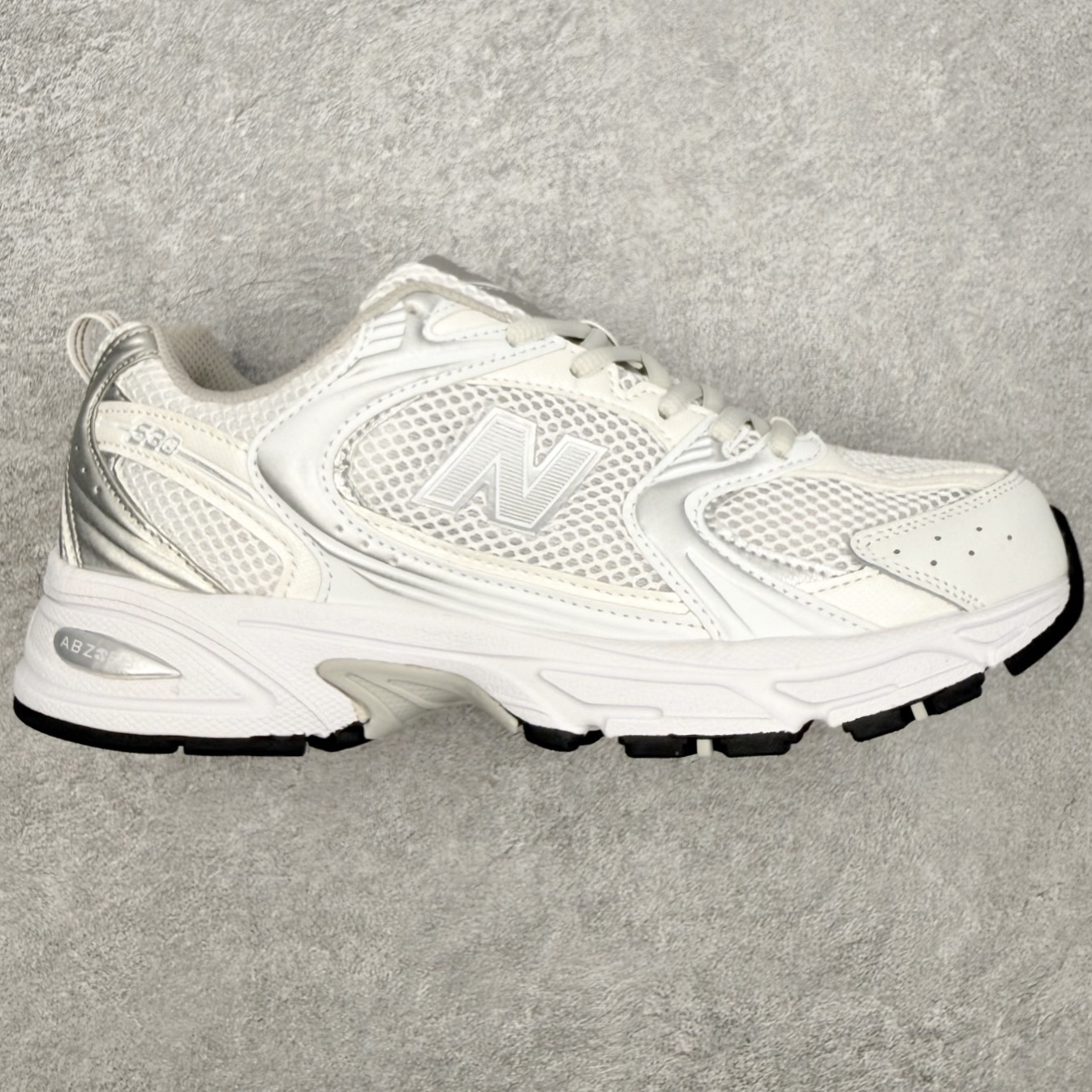 New Balance NB530 新百伦复古透气跑步鞋 抛弃过往以皮革为主的人气轮廓 以极具复古风范的