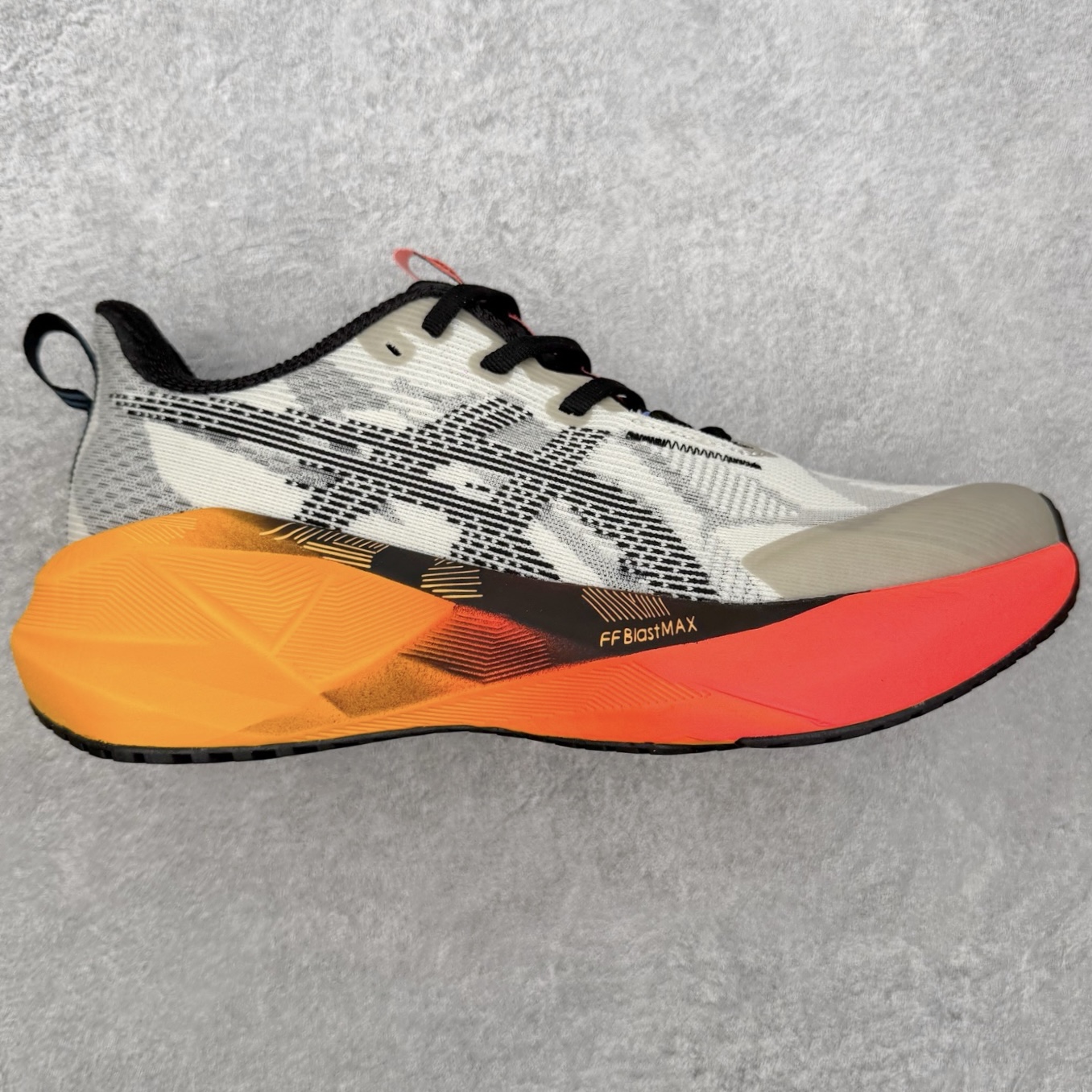 ＃XN ASICS NOVABLAST 5 舒适百搭低帮马拉松训练竞速跑步鞋 ASICS（亚瑟士）是日本