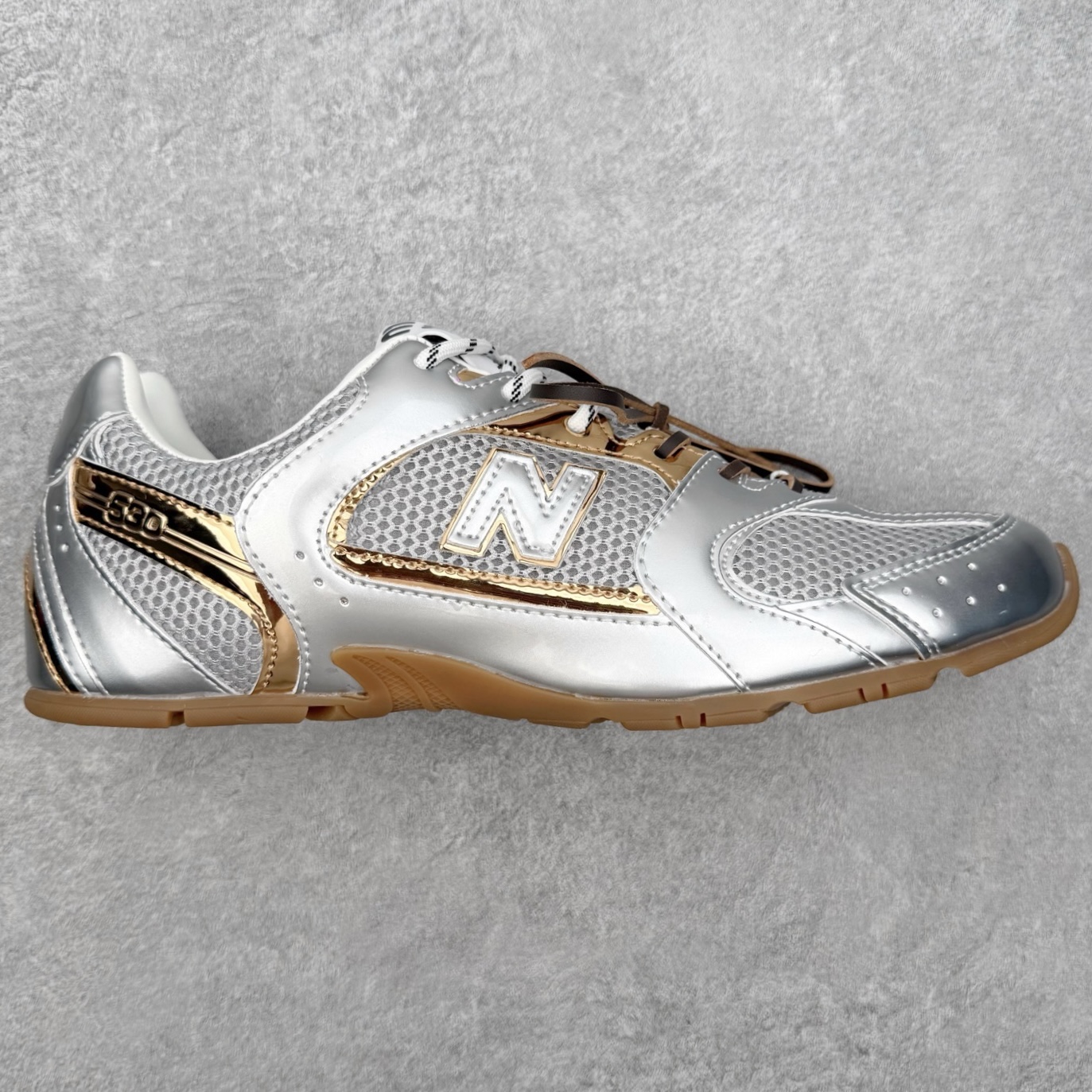 #M3 MiuMiu x New Balance NB530 SL 缪缪联名系列低帮经典复古休闲运动慢跑鞋 近几年运动品牌与各大潮流品牌不断推出联名产品,在球鞋圈拥有极高的热度.此外,奢侈品牌和运动品牌联名也早已非新鲜事,继 Dior 和 Jordan Brand 以及 Prada 和 adidas 合作后.近日,Miu Miu与New Balance的合作基本已经成为定番,每年都会上新,而近期的最新联名也已经正式曝光,预计会在24年春夏面世!相比之前两次使用的574,这次Miu Miu带来了全新风格.采用了全新型号MR530进行设计,继续使用复古的旧化效果和去年就被带火的美拉德配色打造.Miu Miu作为千禧文化的重要推手,这次也是直接挑选了New Balance 2000年代时发布的健身跑鞋MR530.整体做旧效果非常明显,甚至有些二手鞋的感觉,多少是有点瘦巴黎世家影响了 配色方面将会推出米色和棕色两种颜色可供选择,整体覆盖了做旧麂皮,鞋舌和鞋垫和之前一致,有Miu Miu的Logo,同时搭配皮革和棉质双鞋带组成. 编码:Lby2936040