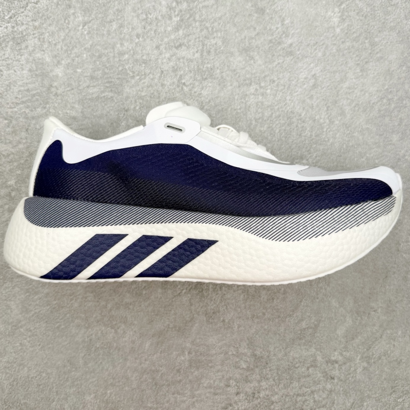 AD Hyperboost Edge 爆米花缓震舒适贴合跑步鞋 在 BOOST 之前冠以了 “HYPER