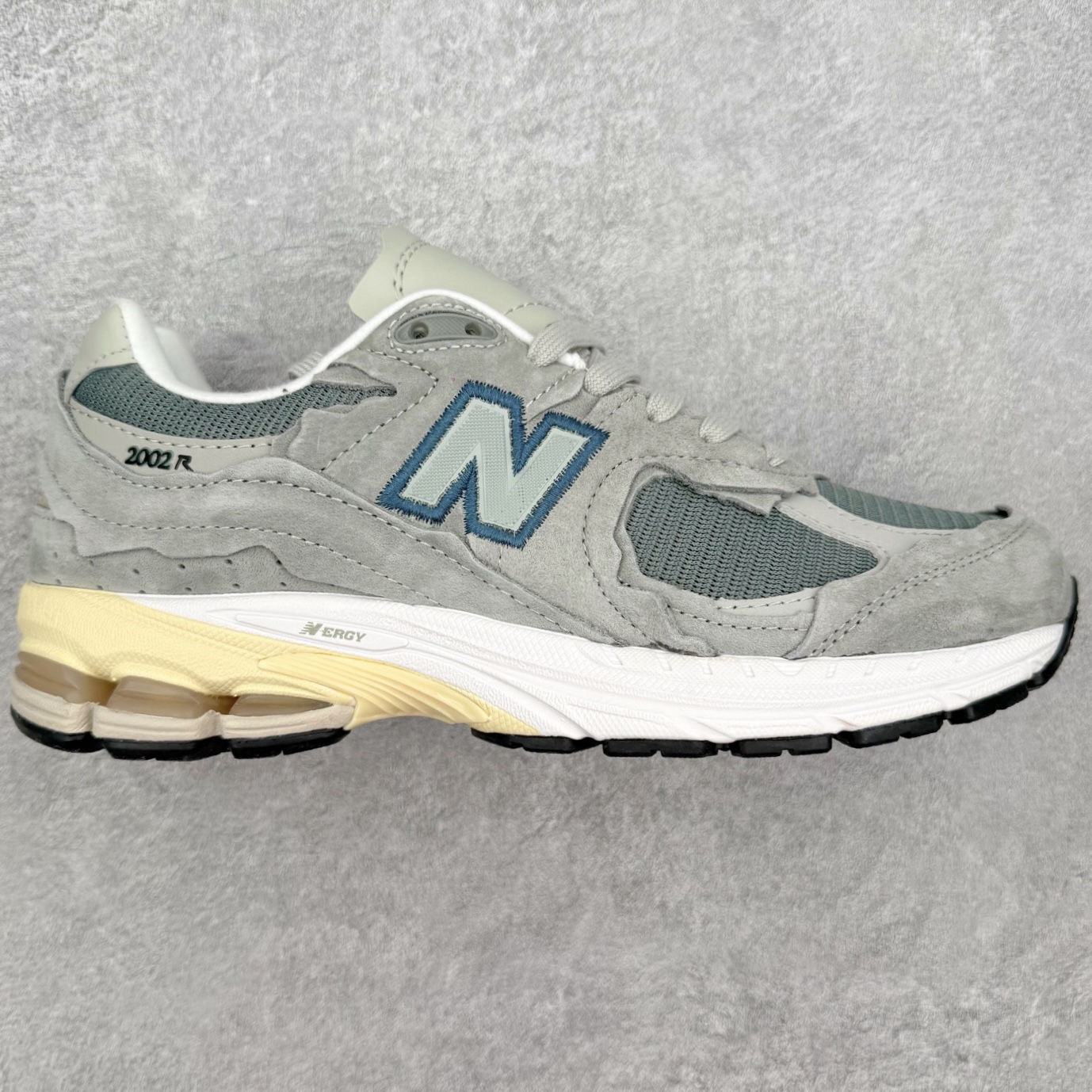 #纯原福利 ️ New Balance NB2002系列 男女休闲慢跑鞋 必备的时髦单品之一 最新出的2002R系列 这款延续了经典科技 升级版N-ERGY缓震物料机能与材质上脚太舒适了 鞋面的柔软麂皮搭配尼龙网布 特别透气而且还复古感 不管是搭配牛仔裤还工装裤都是百搭!小红书众多博主上脚推荐!实拍调校N版已经零色差零失真 百分百还原实物色彩所见即所得 不存在货不对板色差等低级问题 选购参考实物拍摄 不混卖不参货 只用心做好货严格选品 承诺混一赔十 编码:Wby2936000