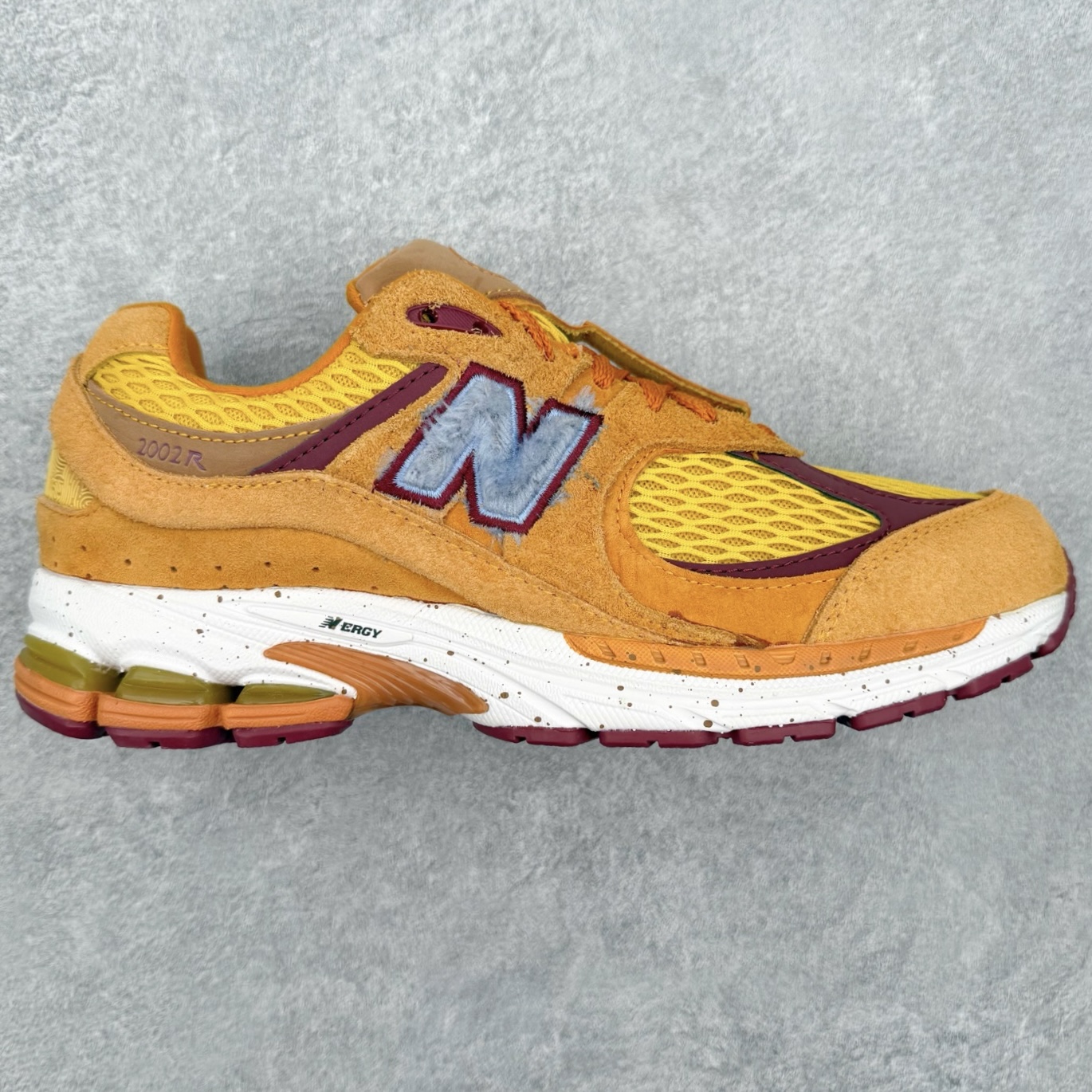 #纯原福利 ️ New Balance NB2002系列 男女休闲慢跑鞋 必备的时髦单品之一 最新出的2002R系列 这款延续了经典科技 升级版N-ERGY缓震物料机能与材质上脚太舒适了 鞋面的柔软麂皮搭配尼龙网布 特别透气而且还复古感 不管是搭配牛仔裤还工装裤都是百搭!小红书众多博主上脚推荐!实拍调校N版已经零色差零失真 百分百还原实物色彩所见即所得 不存在货不对板色差等低级问题 选购参考实物拍摄 不混卖不参货 只用心做好货严格选品 承诺混一赔十 编码:Wby2936000