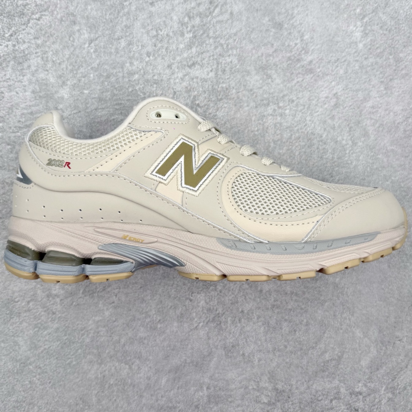 #纯原福利 ️ New Balance NB2002系列 男女休闲慢跑鞋 必备的时髦单品之一 最新出的2002R系列 这款延续了经典科技 升级版N-ERGY缓震物料机能与材质上脚太舒适了 鞋面的柔软麂皮搭配尼龙网布 特别透气而且还复古感 不管是搭配牛仔裤还工装裤都是百搭!小红书众多博主上脚推荐!实拍调校N版已经零色差零失真 百分百还原实物色彩所见即所得 不存在货不对板色差等低级问题 选购参考实物拍摄 不混卖不参货 只用心做好货严格选品 承诺混一赔十 编码:Wby2936000