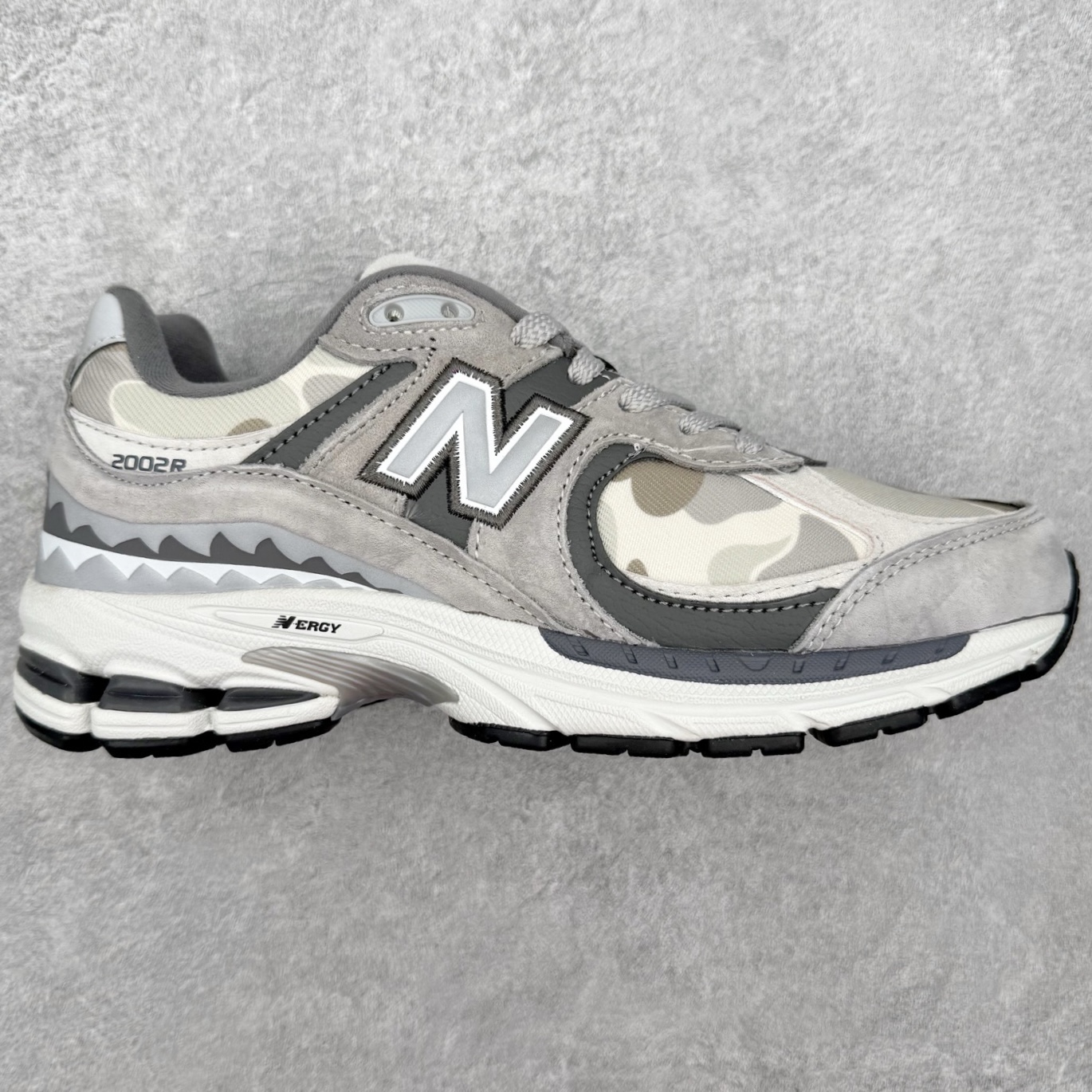 #纯原福利 ️ New Balance NB2002系列 男女休闲慢跑鞋 必备的时髦单品之一 最新出的2002R系列 这款延续了经典科技 升级版N-ERGY缓震物料机能与材质上脚太舒适了 鞋面的柔软麂皮搭配尼龙网布 特别透气而且还复古感 不管是搭配牛仔裤还工装裤都是百搭!小红书众多博主上脚推荐!实拍调校N版已经零色差零失真 百分百还原实物色彩所见即所得 不存在货不对板色差等低级问题 选购参考实物拍摄 不混卖不参货 只用心做好货严格选品 承诺混一赔十 编码:Wby2936000