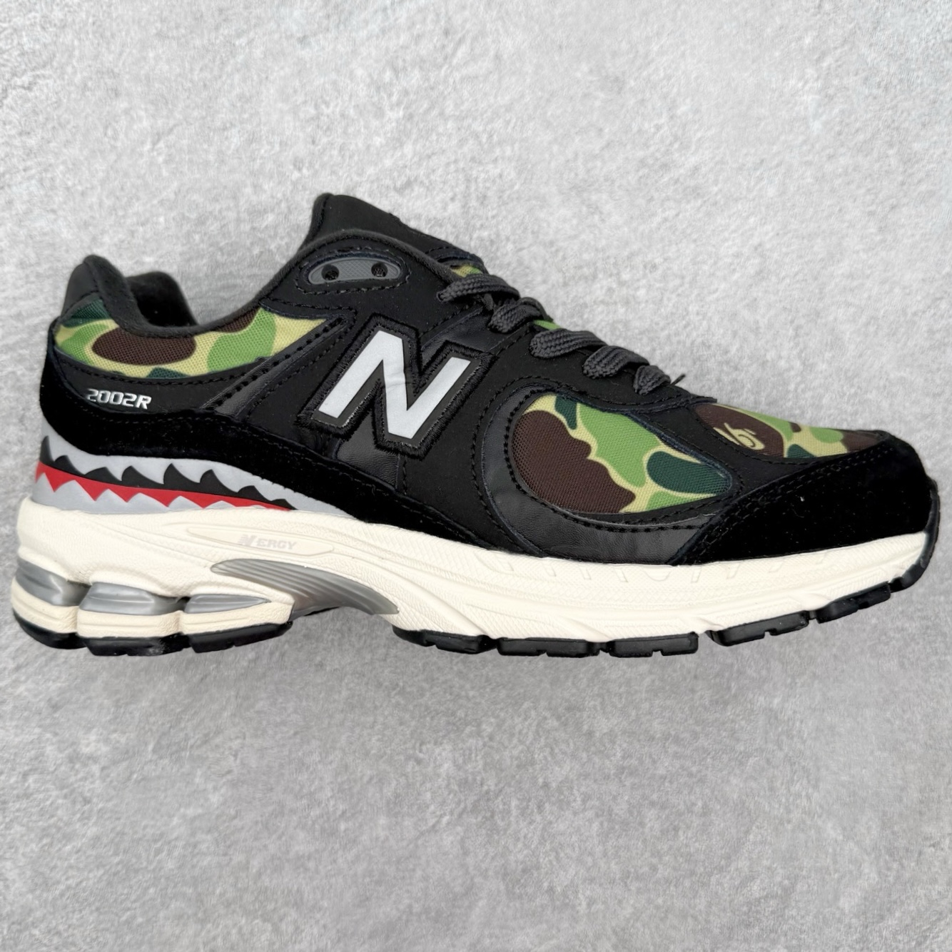 #纯原福利 ️ New Balance NB2002系列 男女休闲慢跑鞋 必备的时髦单品之一 最新出的2002R系列 这款延续了经典科技 升级版N-ERGY缓震物料机能与材质上脚太舒适了 鞋面的柔软麂皮搭配尼龙网布 特别透气而且还复古感 不管是搭配牛仔裤还工装裤都是百搭!小红书众多博主上脚推荐!实拍调校N版已经零色差零失真 百分百还原实物色彩所见即所得 不存在货不对板色差等低级问题 选购参考实物拍摄 不混卖不参货 只用心做好货严格选品 承诺混一赔十 编码:Wby2936000