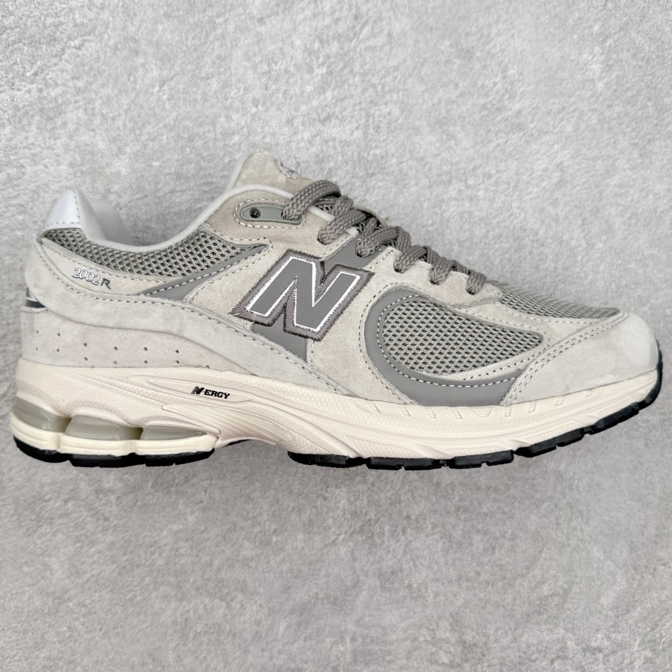 #纯原福利 ️ New Balance NB2002系列 男女休闲慢跑鞋 必备的时髦单品之一 最新出的2002R系列 这款延续了经典科技 升级版N-ERGY缓震物料机能与材质上脚太舒适了 鞋面的柔软麂皮搭配尼龙网布 特别透气而且还复古感 不管是搭配牛仔裤还工装裤都是百搭!小红书众多博主上脚推荐!实拍调校N版已经零色差零失真 百分百还原实物色彩所见即所得 不存在货不对板色差等低级问题 选购参考实物拍摄 不混卖不参货 只用心做好货严格选品 承诺混一赔十 编码:Wby2936000