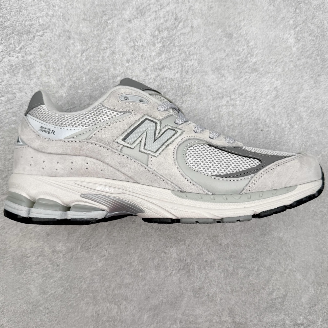 #纯原福利 ️ New Balance NB2002系列 男女休闲慢跑鞋 必备的时髦单品之一 最新出的2002R系列 这款延续了经典科技 升级版N-ERGY缓震物料机能与材质上脚太舒适了 鞋面的柔软麂皮搭配尼龙网布 特别透气而且还复古感 不管是搭配牛仔裤还工装裤都是百搭!小红书众多博主上脚推荐!实拍调校N版已经零色差零失真 百分百还原实物色彩所见即所得 不存在货不对板色差等低级问题 选购参考实物拍摄 不混卖不参货 只用心做好货严格选品 承诺混一赔十 编码:Wby2936000