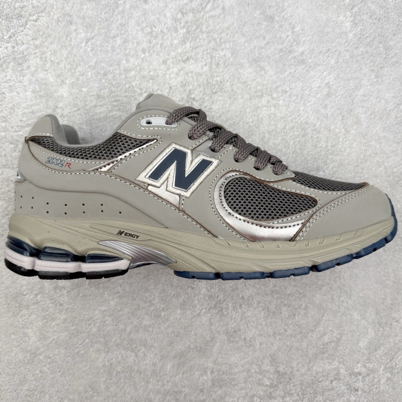 #纯原福利 ️ New Balance NB2002系列 男女休闲慢跑鞋 必备的时髦单品之一 最新出的2002R系列 这款延续了经典科技 升级版N-ERGY缓震物料机能与材质上脚太舒适了 鞋面的柔软麂皮搭配尼龙网布 特别透气而且还复古感 不管是搭配牛仔裤还工装裤都是百搭!小红书众多博主上脚推荐!实拍调校N版已经零色差零失真 百分百还原实物色彩所见即所得 不存在货不对板色差等低级问题 选购参考实物拍摄 不混卖不参货 只用心做好货严格选品 承诺混一赔十 编码:Wby2936000